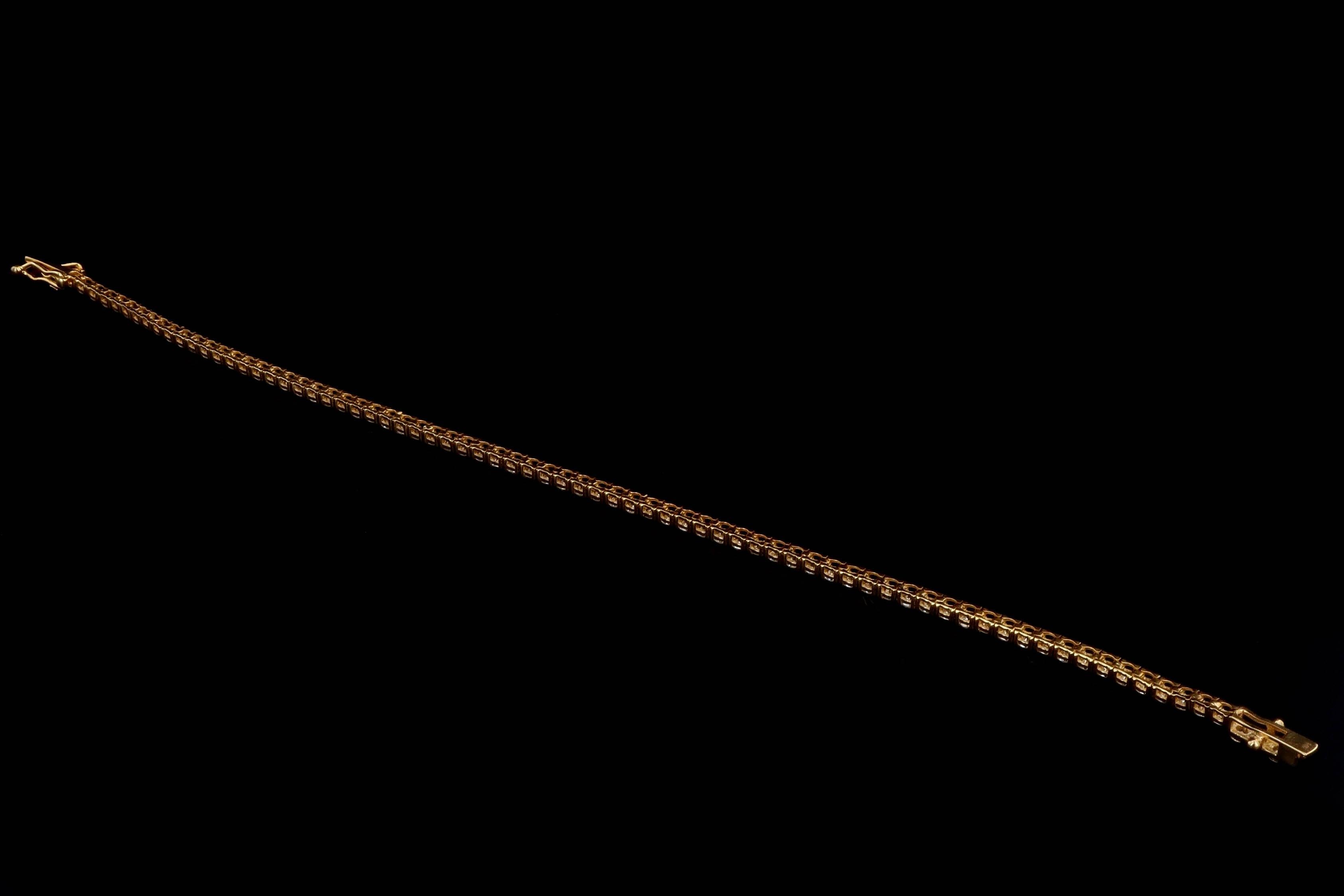 Tennisarmband aus 14 Karat Gelbgold mit 5,93 Karat Diamanten im runden Brillantschliff Damen im Angebot