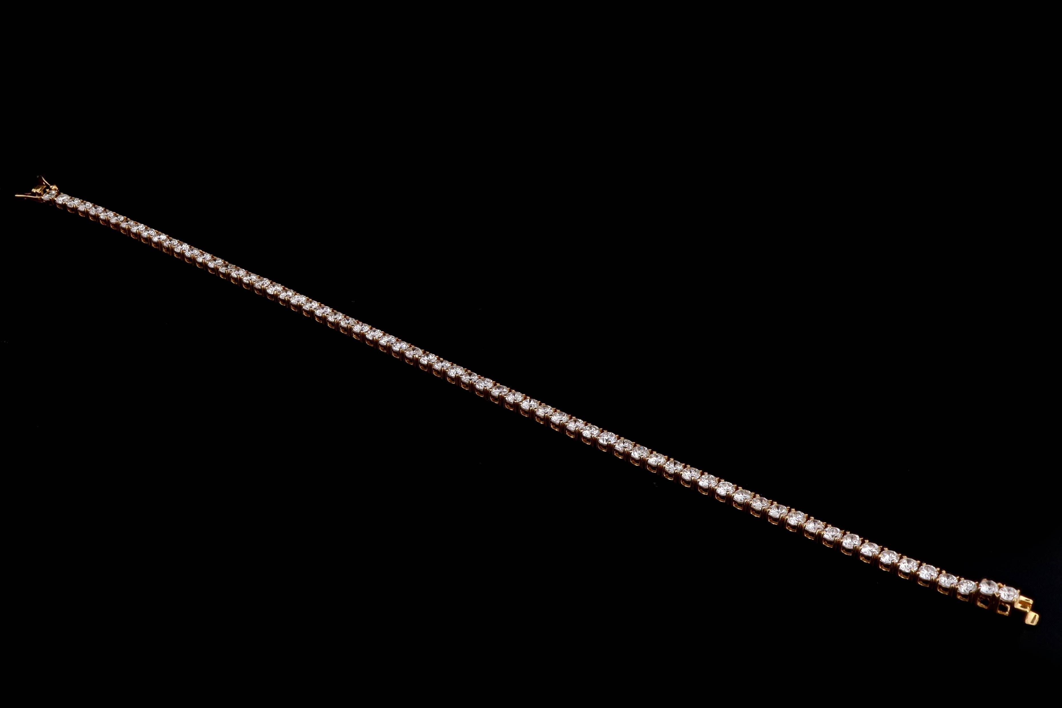 Tennisarmband aus 14 Karat Gelbgold mit 5,93 Karat Diamanten im runden Brillantschliff im Angebot 1