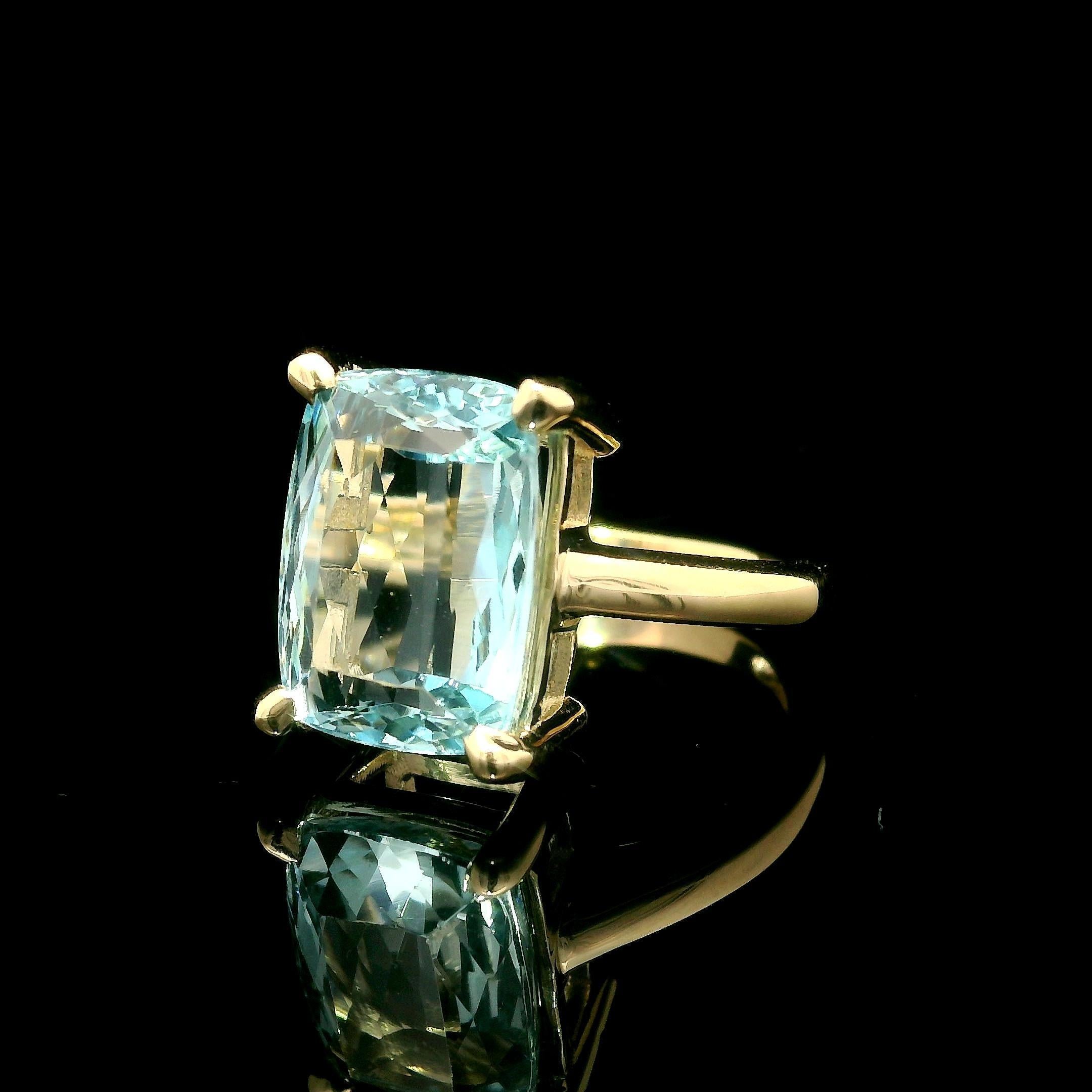Bague solitaire en or jaune 14 carats avec aigue-marine bleue coussin de 6,12 carats en vente 5