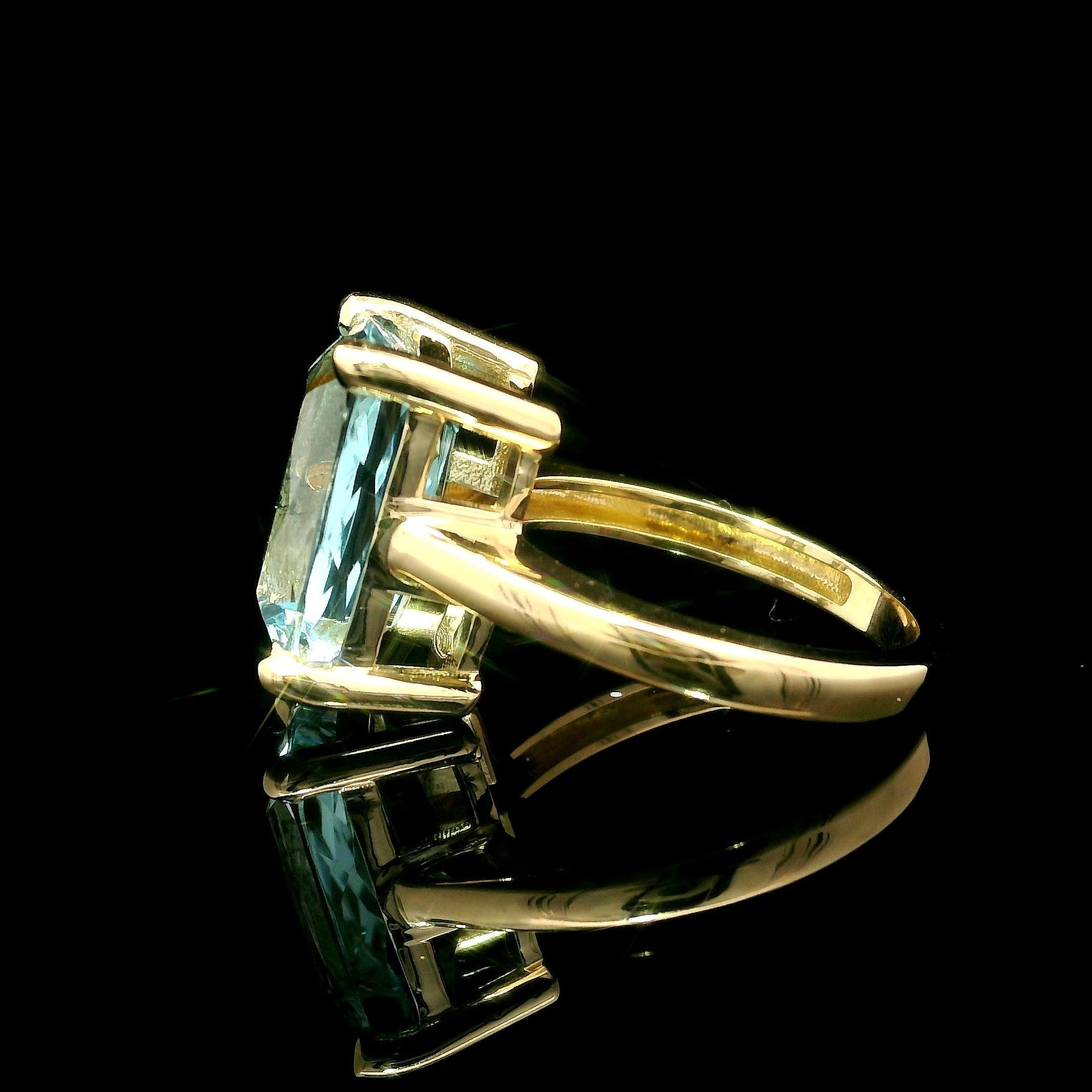--Pierre(s) :...
(1) Aigue-marine véritable naturelle - taille coussin - sertie - belle couleur bleue - 13.02 x 9.90mm- 6.12ct (approx.)

MATERIAL : Or jaune 14k massif
Poids : 5.57 grammes
Taille de la bague : 6.0 (ajustée sur un doigt, veuillez