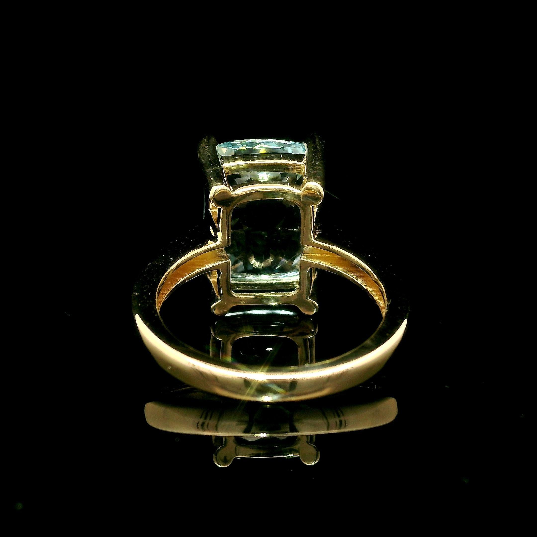 Taille coussin Bague solitaire en or jaune 14 carats avec aigue-marine bleue coussin de 6,12 carats en vente