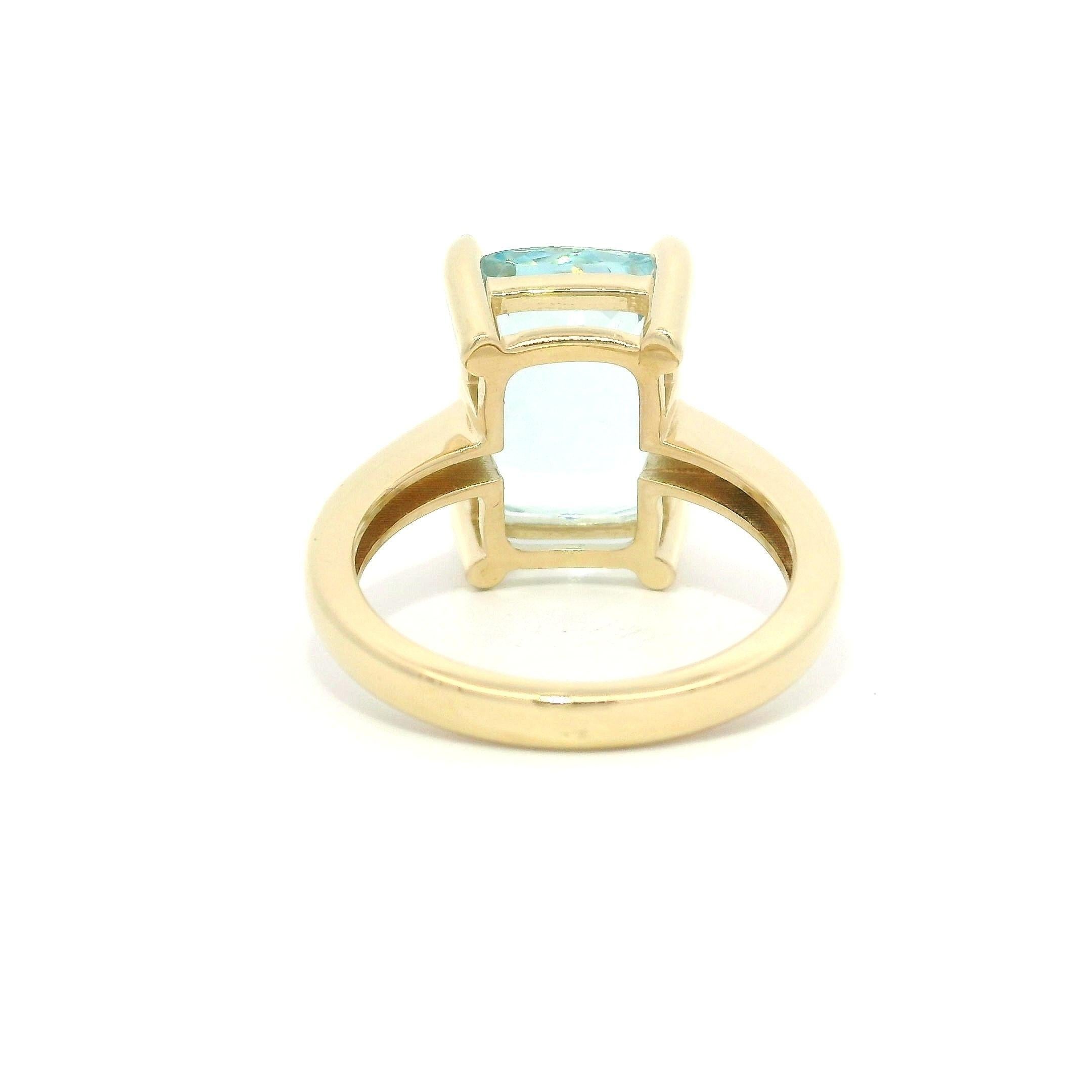Bague solitaire en or jaune 14 carats avec aigue-marine bleue coussin de 6,12 carats en vente 2