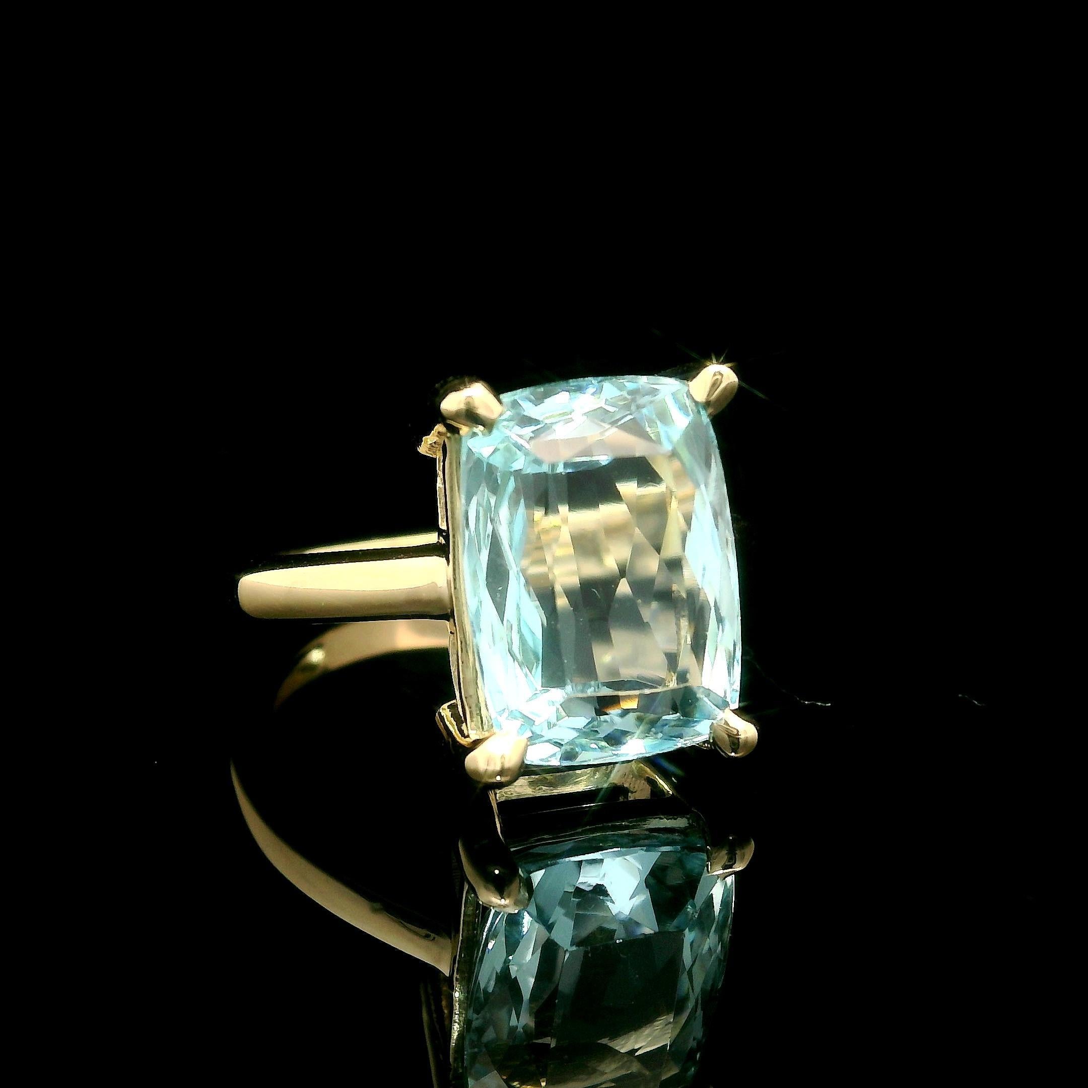 Bague solitaire en or jaune 14 carats avec aigue-marine bleue coussin de 6,12 carats en vente 4