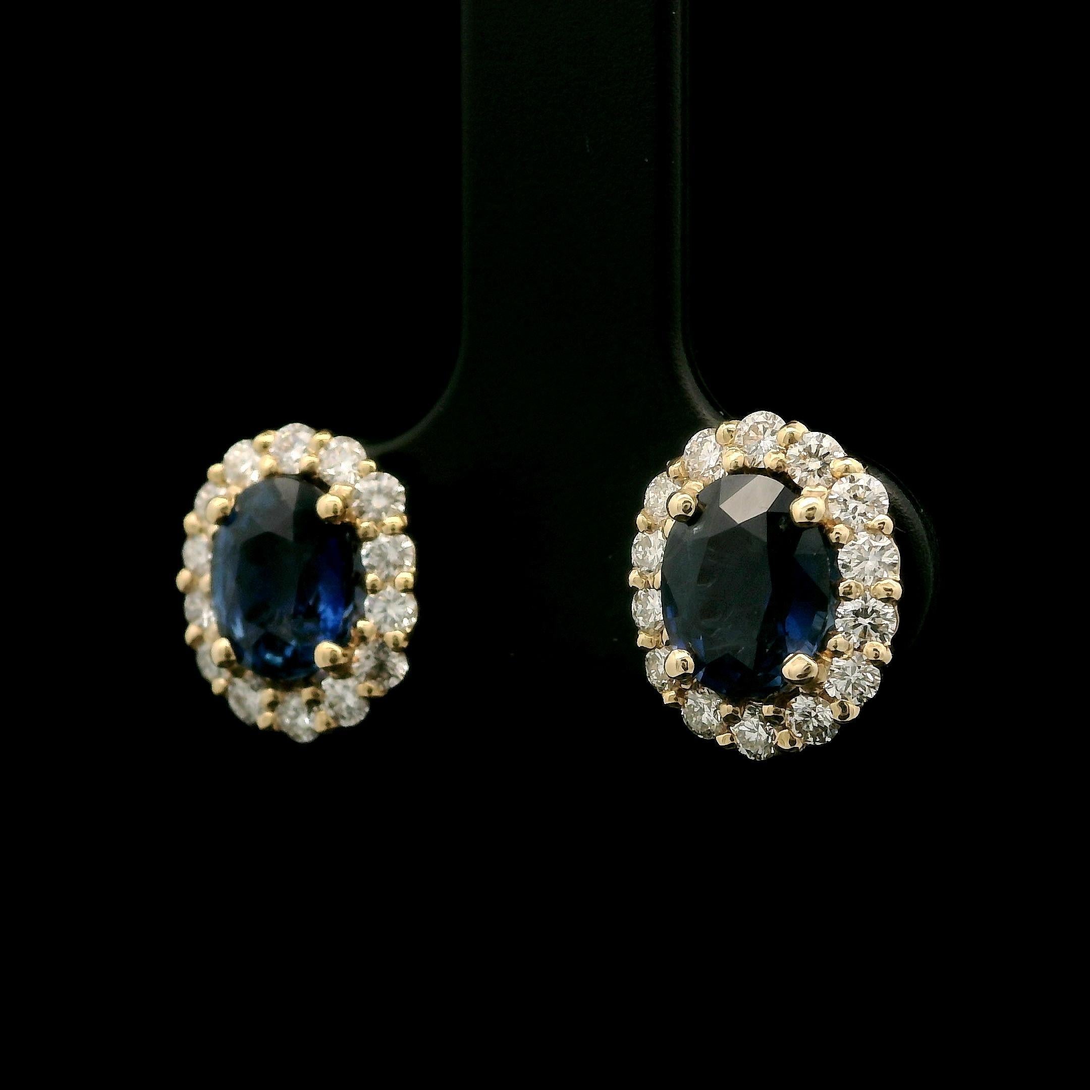 Taille ovale Clous d'oreilles en or jaune 14 carats avec saphir ovale de 2,62 carats certifié GIA et halo de diamants en vente