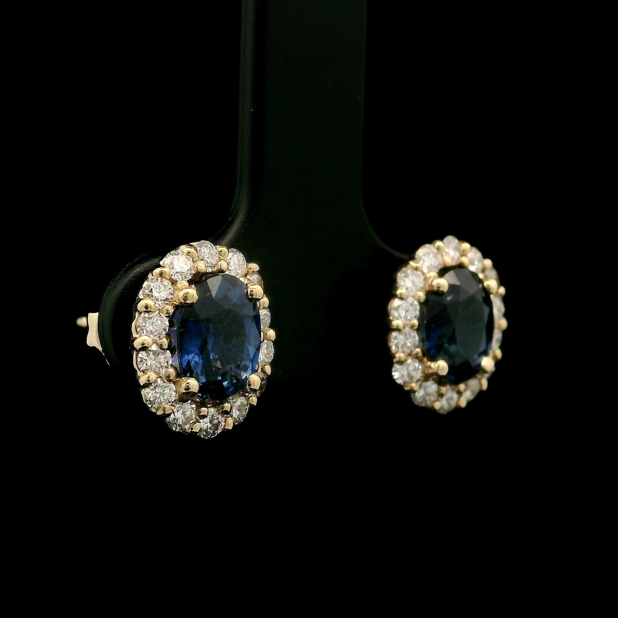 Clous d'oreilles en or jaune 14 carats avec saphir ovale de 2,62 carats certifié GIA et halo de diamants Neuf - En vente à Montclair, NJ