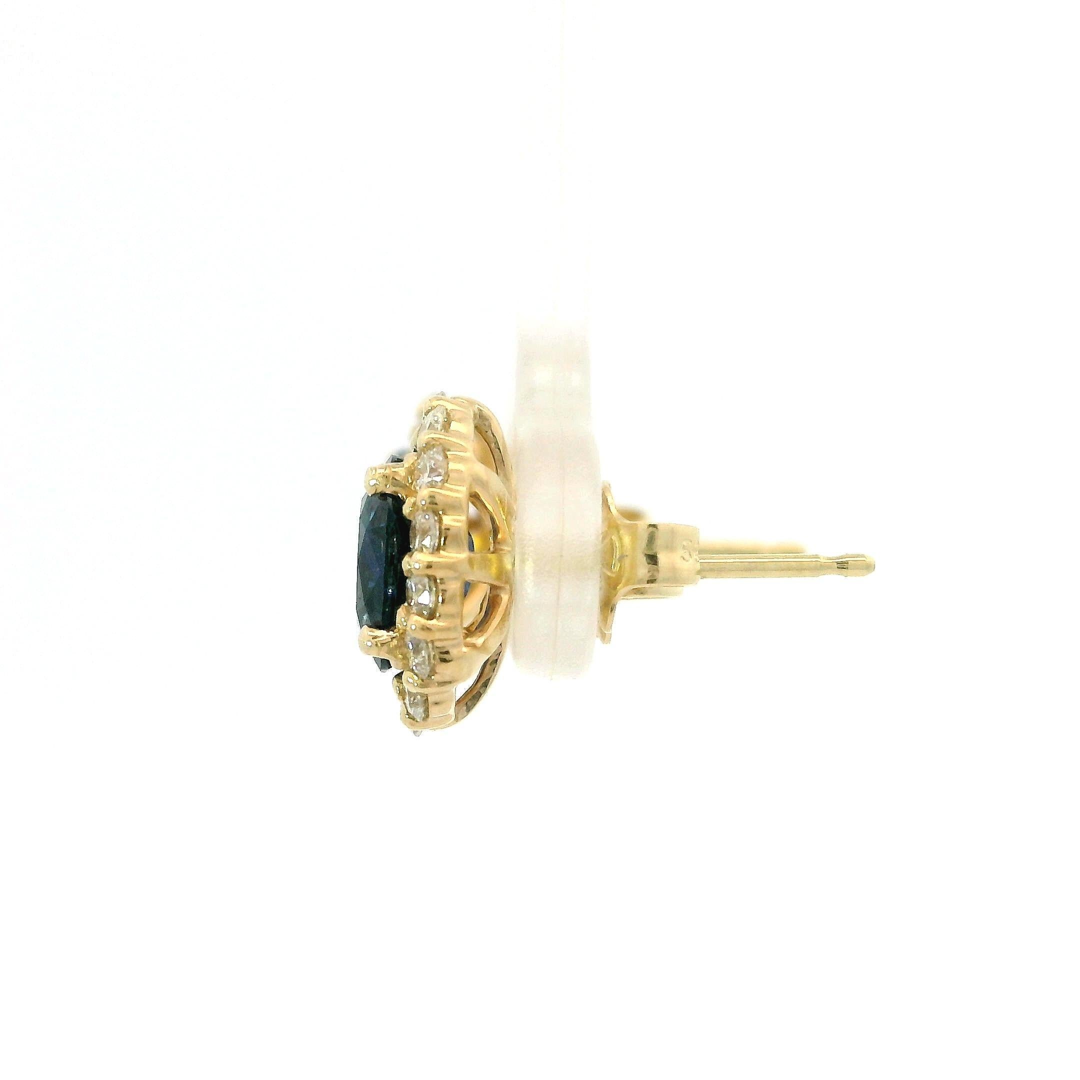 Clous d'oreilles en or jaune 14 carats avec saphir ovale de 2,62 carats certifié GIA et halo de diamants Pour femmes en vente