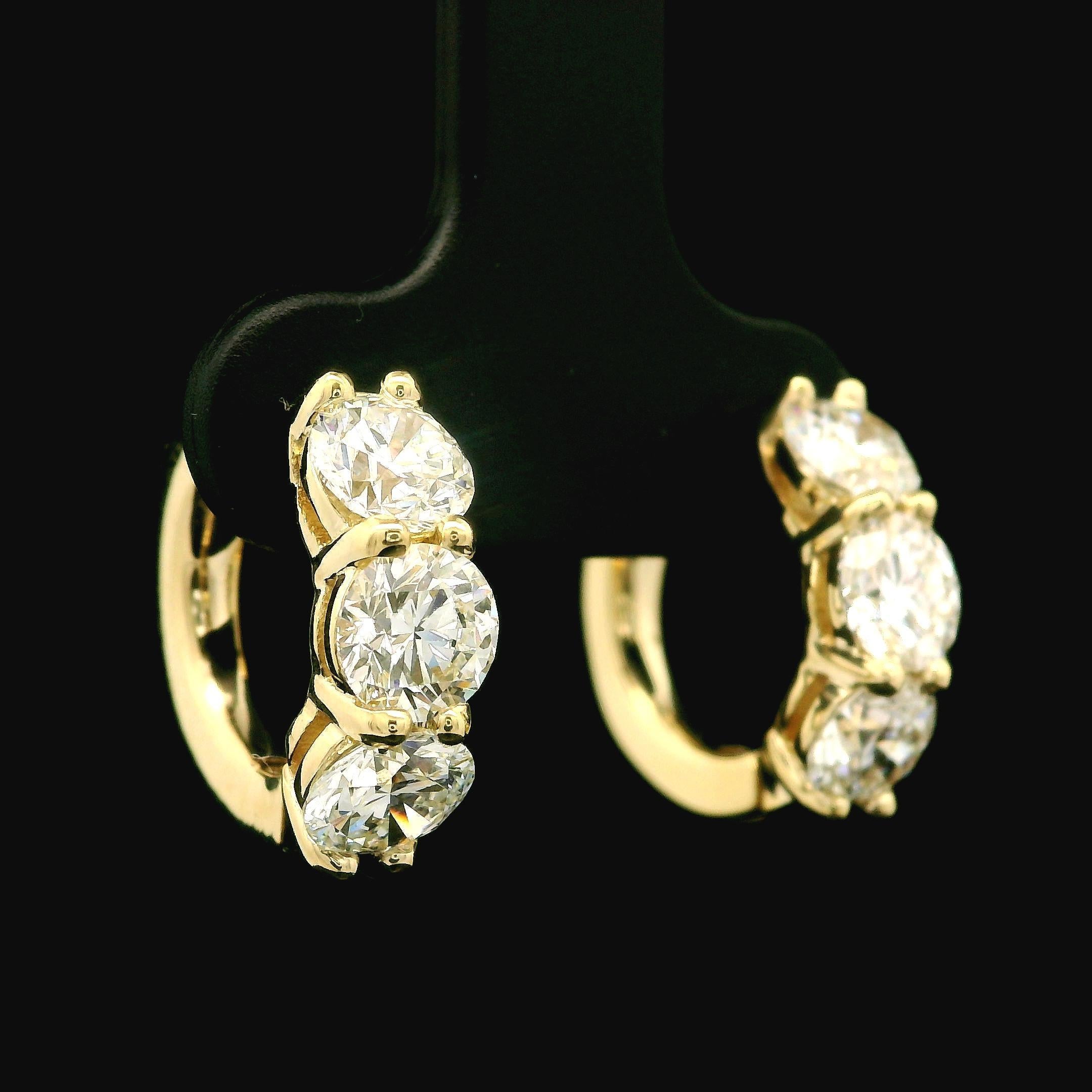 --Pierre(s) :...
(6) Diamants naturels authentiques - taille ronde brillante - sertis - couleur F - pureté IF
**Voir les photos des certifications**
Poids total en carats : 2.72 (exact, certifié)

MATERIAL : Or jaune 14k massif
Poids : 5.28