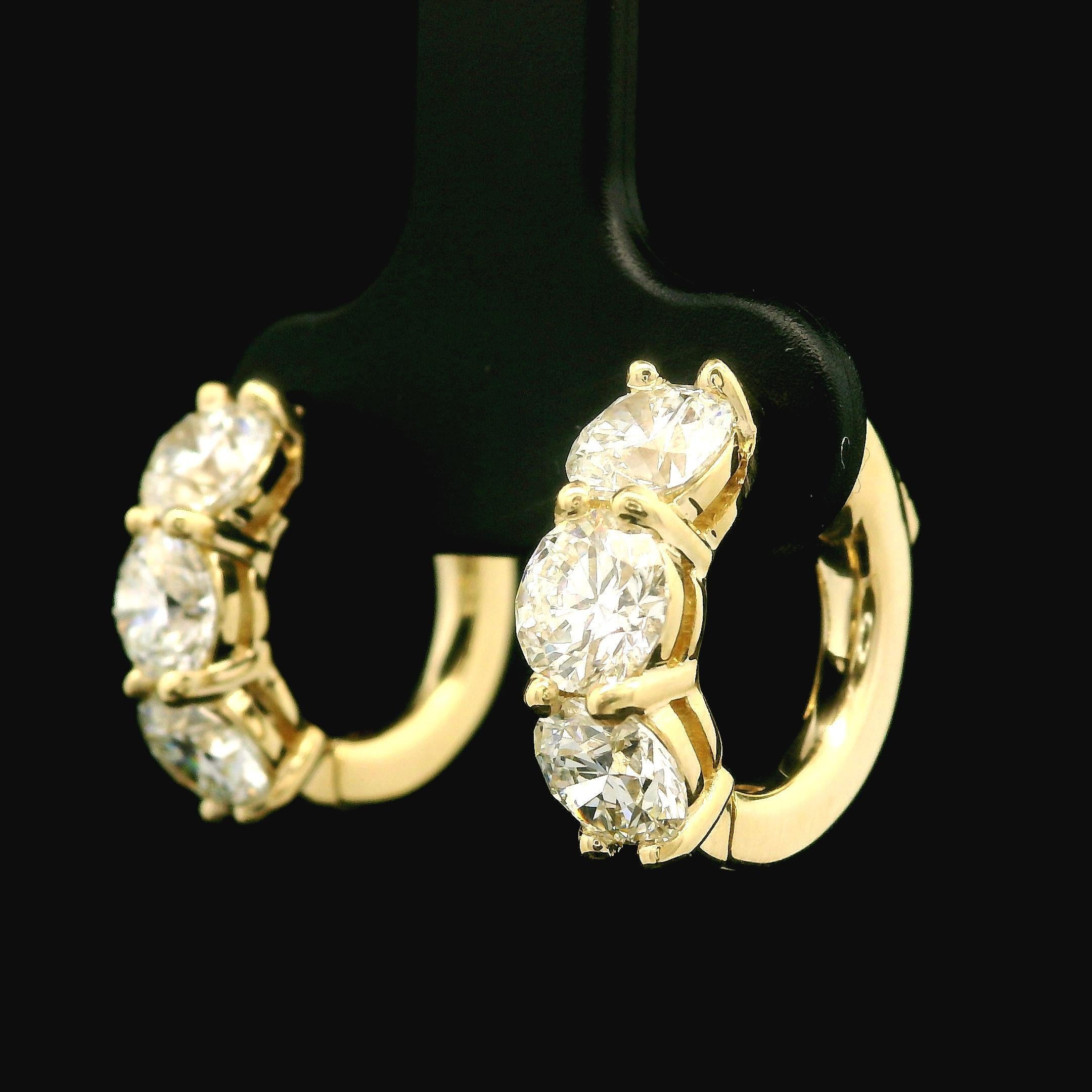 Taille brillant Boucles d'oreilles huggie en or jaune 14 carats GIA 2,72 ctw 6 diamants ronds F FL grand format, neuves en vente