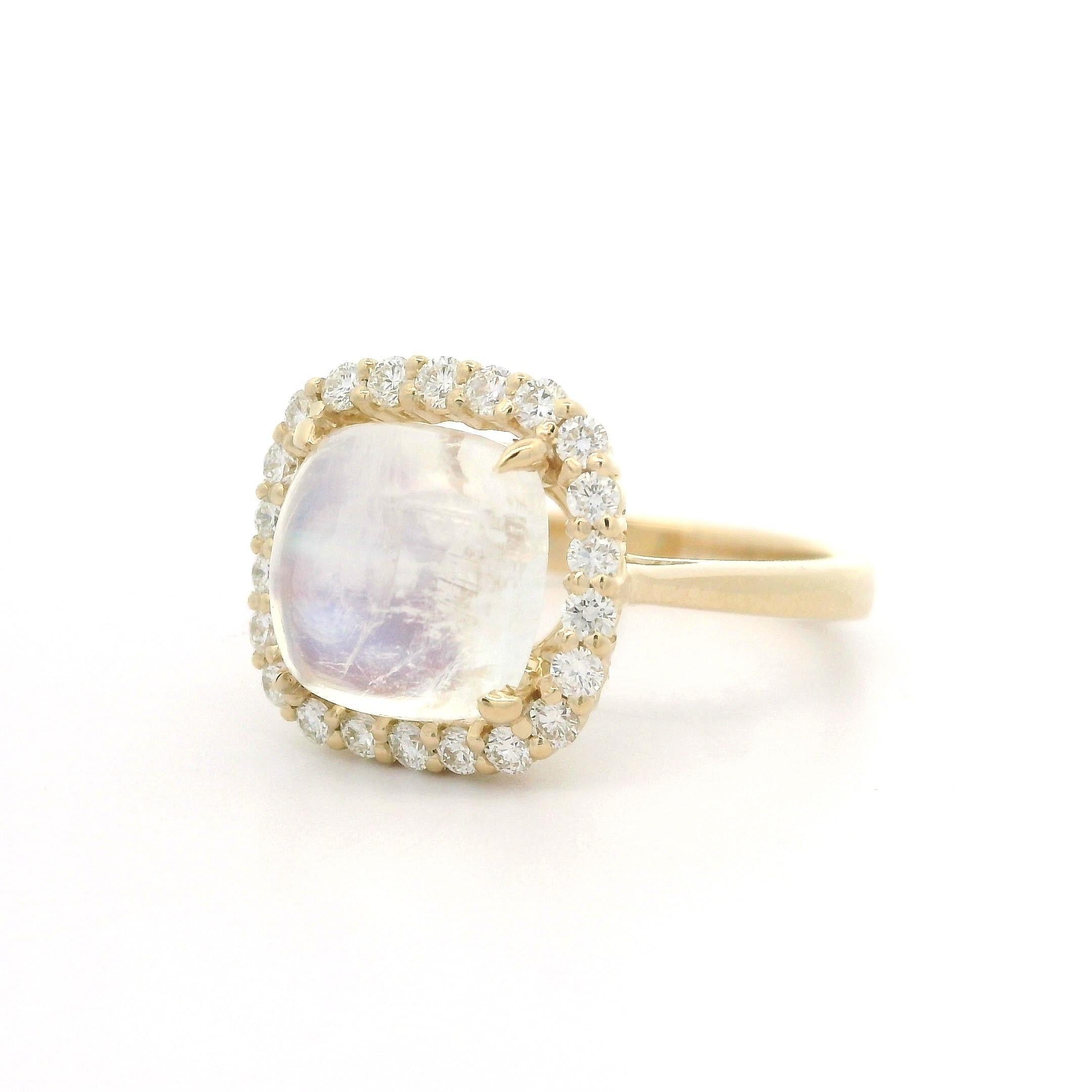 Taille cabochon Bague de haute qualité en or jaune 14 carats, pierre de lune coussin de 4,55 carats et halo de diamants en vente