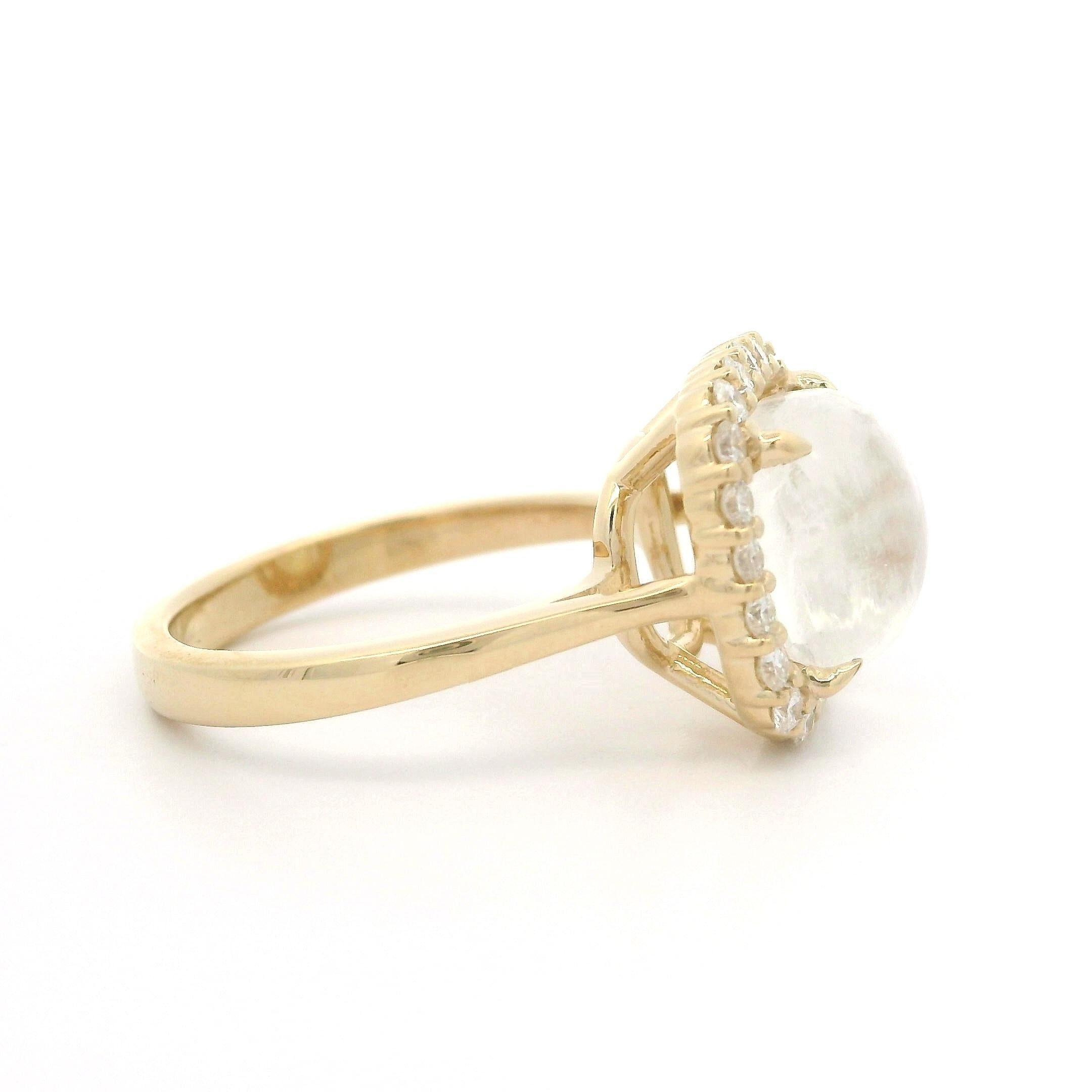 Bague de haute qualité en or jaune 14 carats, pierre de lune coussin de 4,55 carats et halo de diamants Pour femmes en vente
