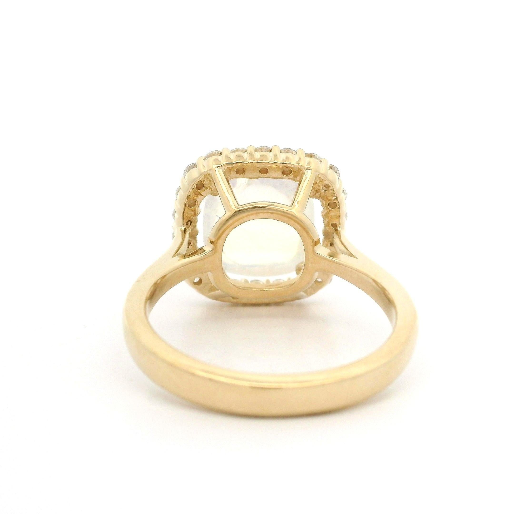 Bague de haute qualité en or jaune 14 carats, pierre de lune coussin de 4,55 carats et halo de diamants en vente 1