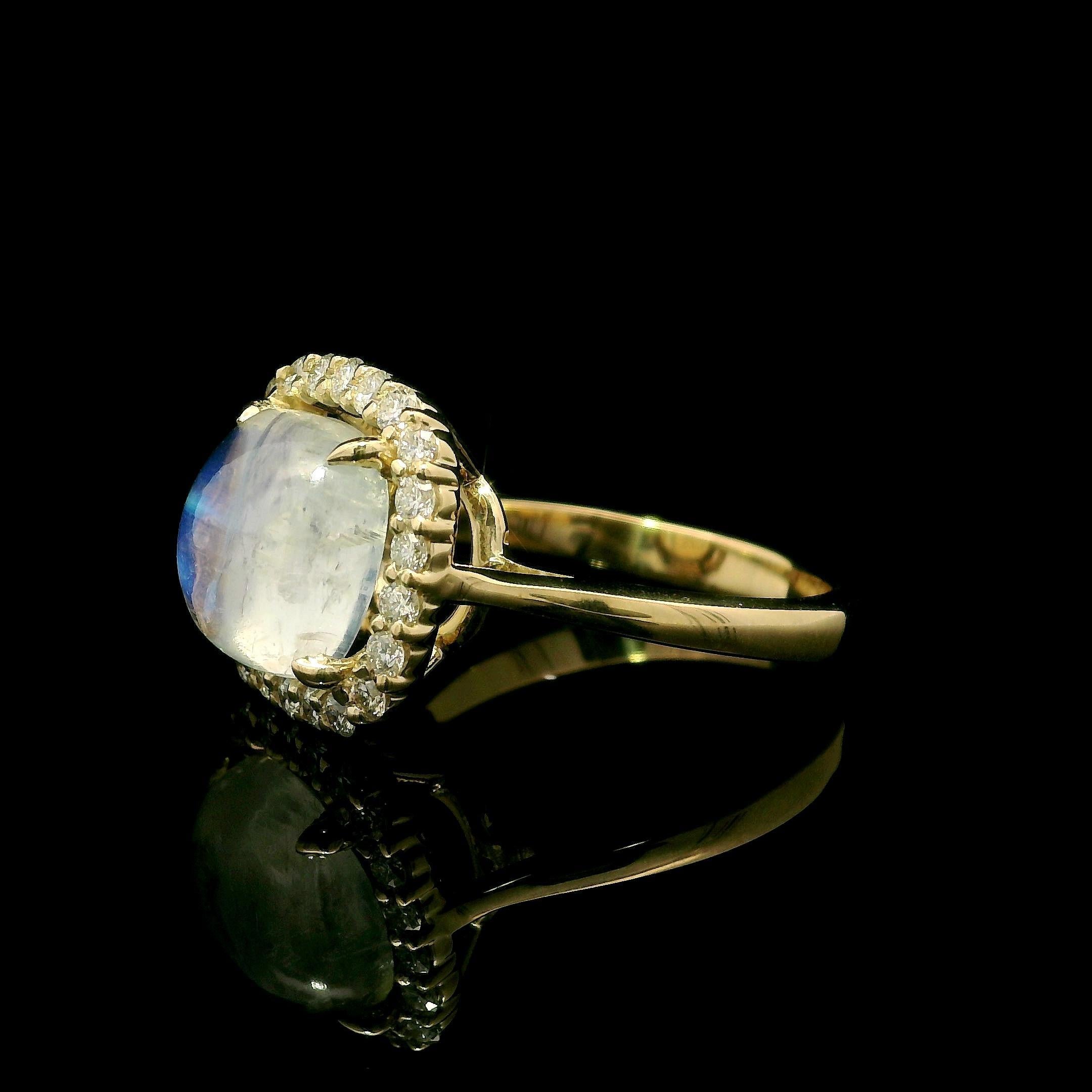 Bague de haute qualité en or jaune 14 carats, pierre de lune coussin de 4,55 carats et halo de diamants en vente 2