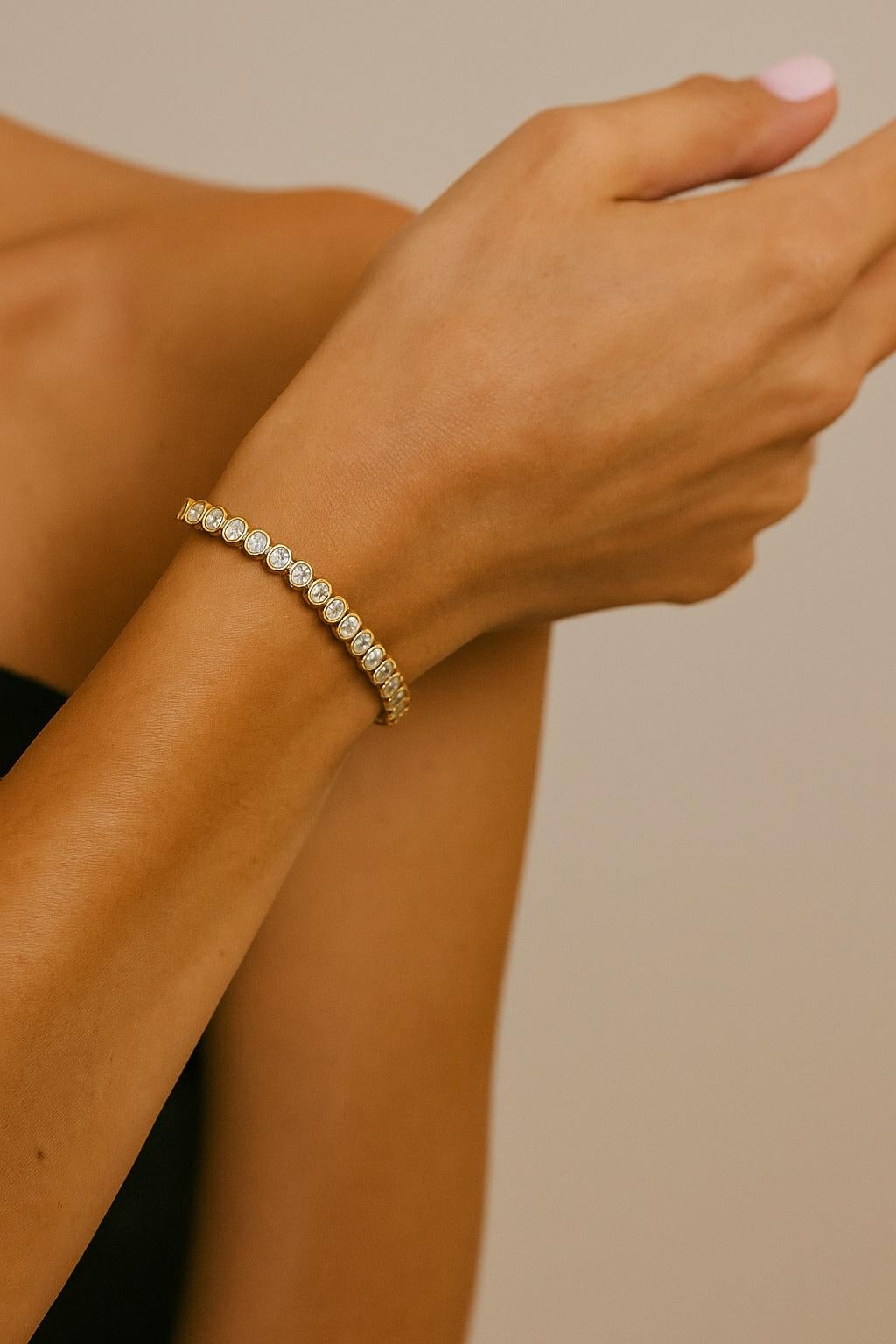 Questo è un bellissimo bracciale ovale con diamanti naturali incastonati. Impilalo con altri bracciali o indossalo da solo. Davvero spettacolare e unico. Realizzato in oro 14 carati con un peso di 9,40 grammi e 50 diamanti taglio ovale con un peso