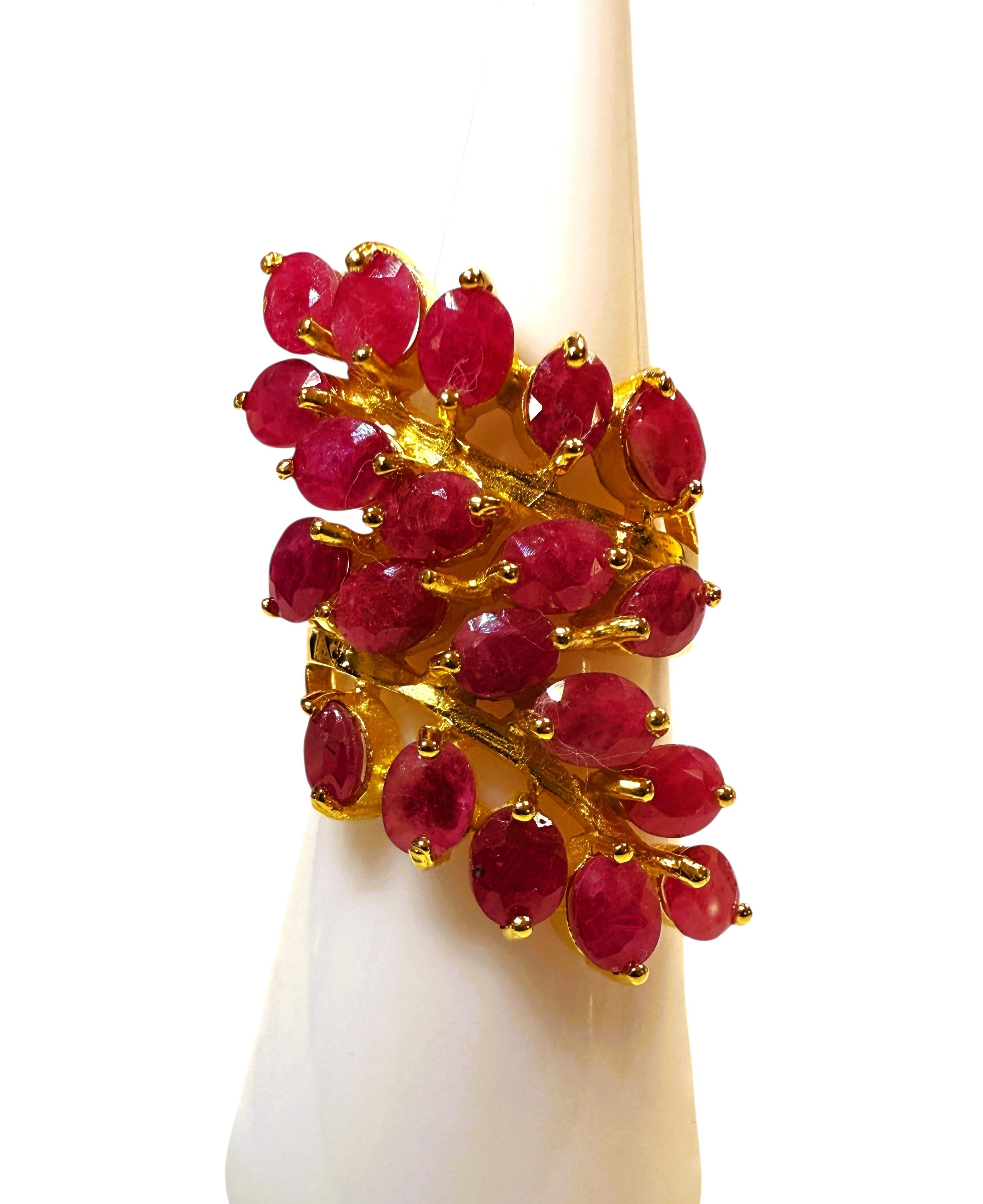 Quelle belle couleur pour ces pierres. La bague est une taille 6.5.  Les rubis sont de taille ovale et totalisent 7,0 carats.  La bague contient 20 rubis ovales de 5 x 4 mm.  Ils sont tous sertis dans une magnifique monture en spirale en argent 925