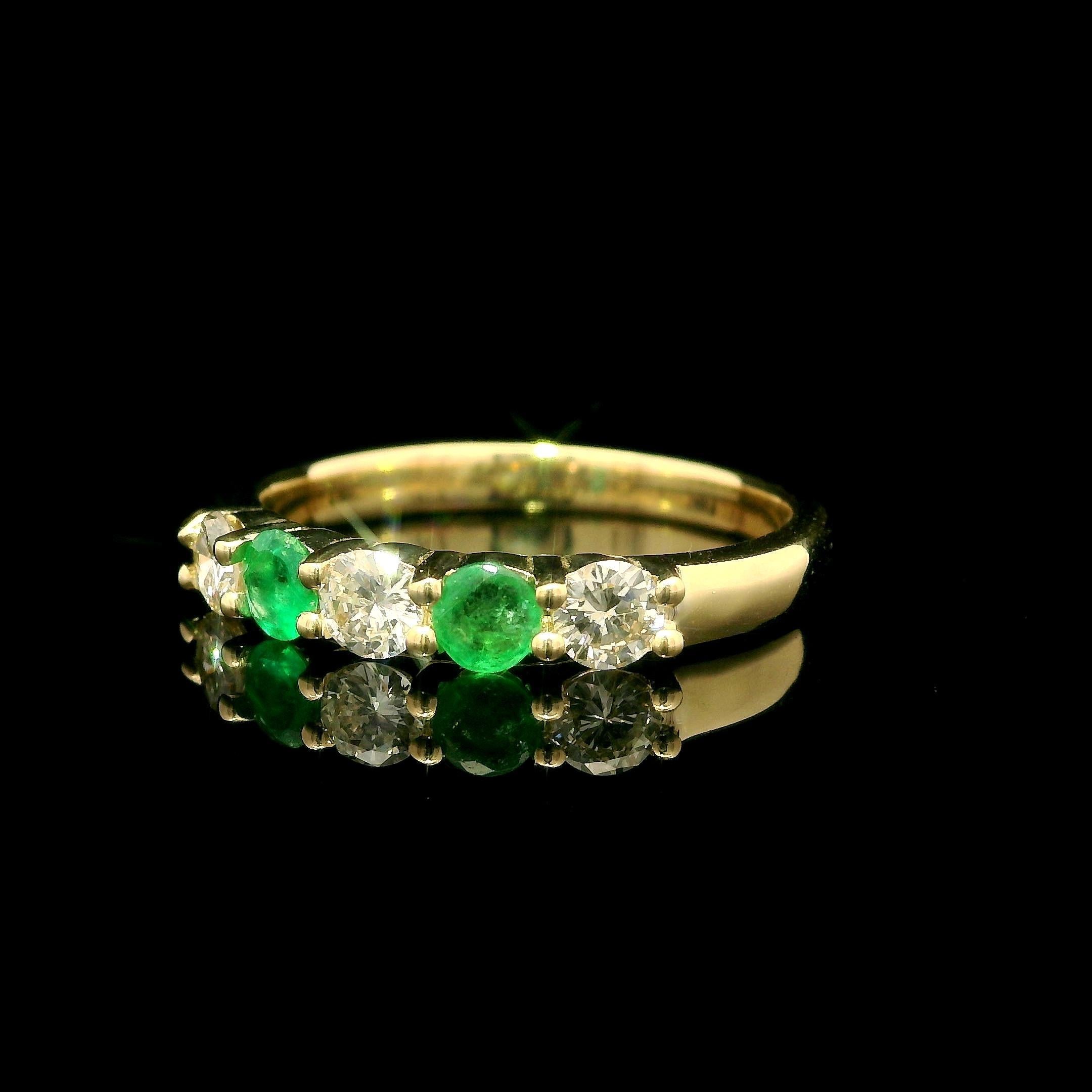 -Pierre(s) : -
(3) Diamant naturel véritable - taille ronde brillante - serti clos - couleur H/I - pureté VS2 - 0,35ctw (exact)
(2) Émeraudes naturelles véritables - taille ronde et brillante - serties - couleur vert moyen à riche - 0,26ctw