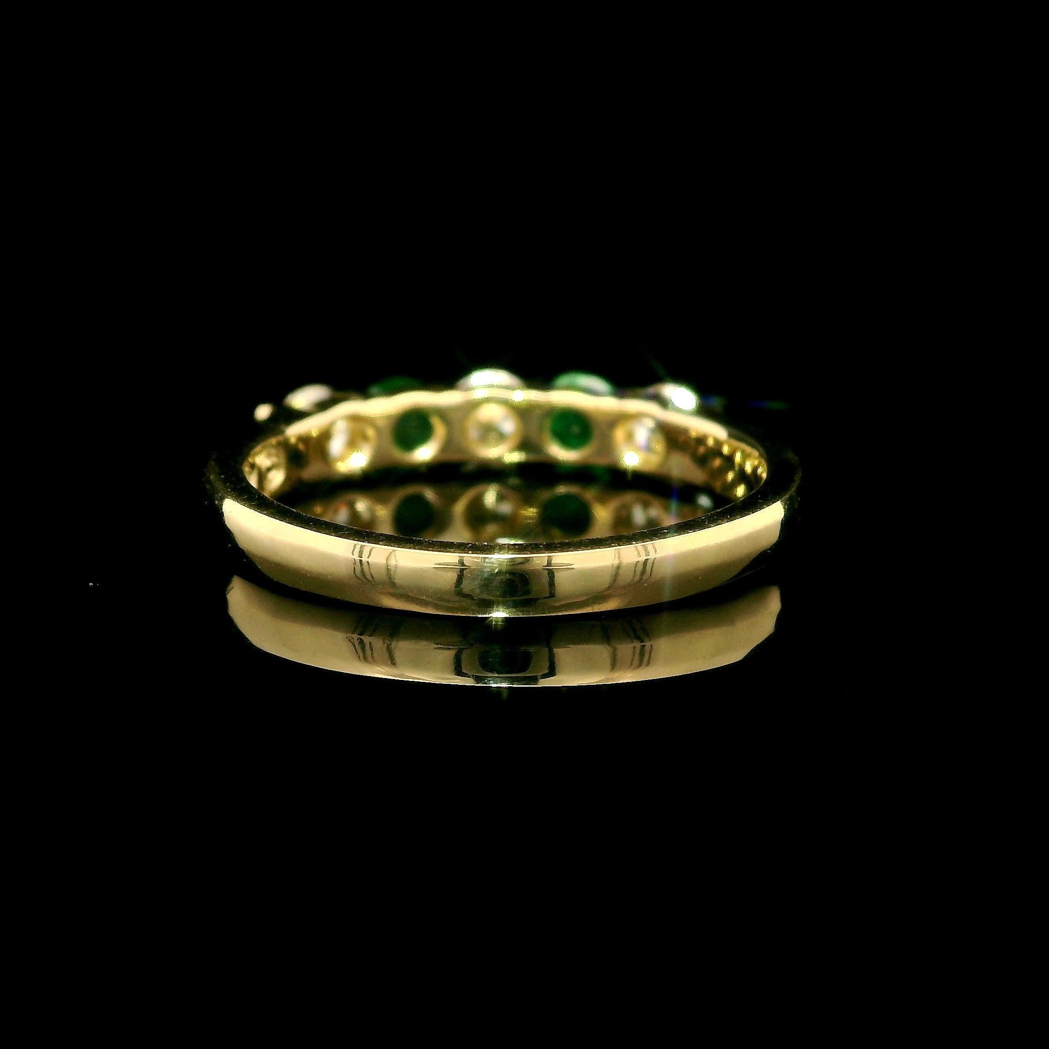 Taille brillant New 14k Yellow Gold Shared Prong Alternating Diamond & Emerald Stack Band Ring en vente