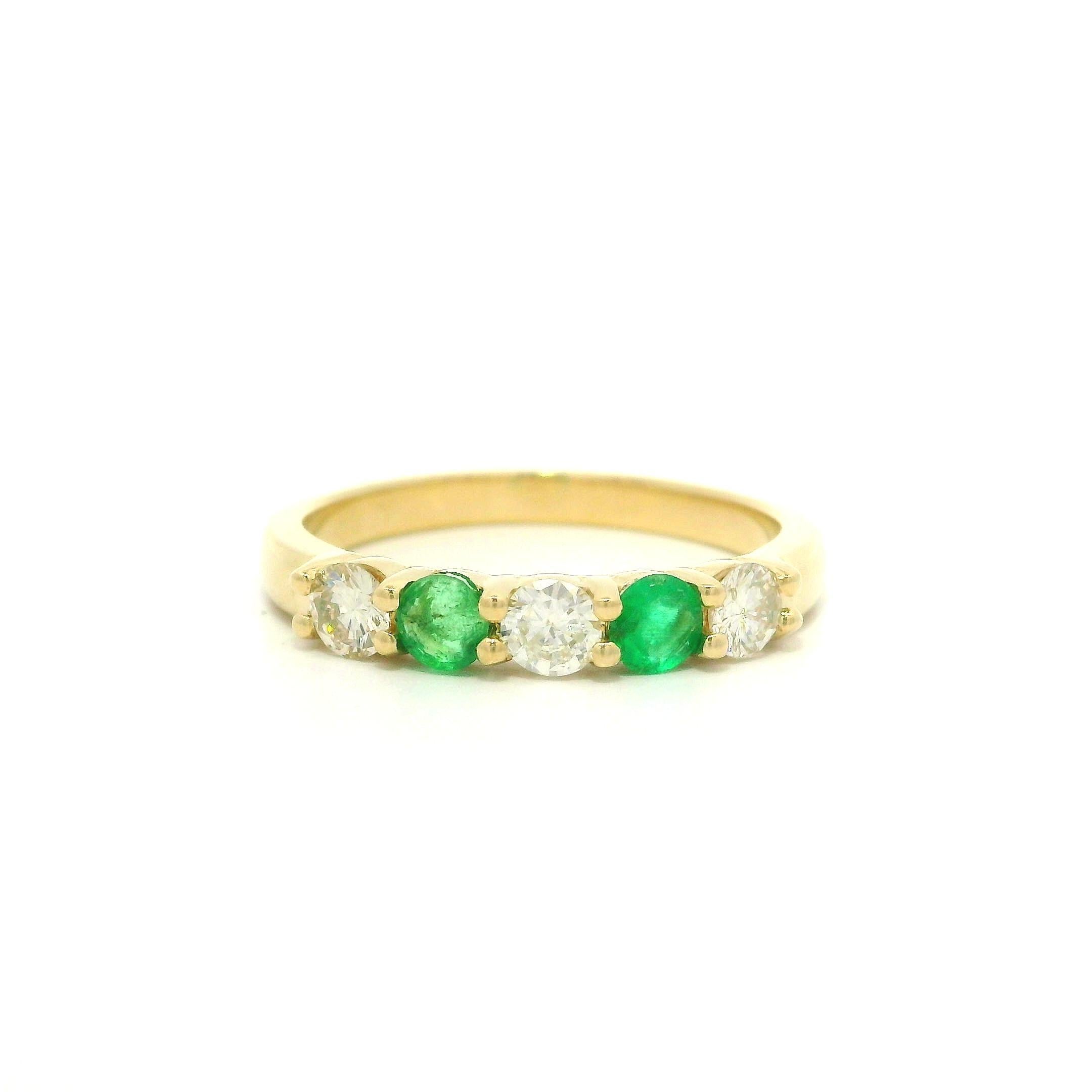New 14k Yellow Gold Shared Prong Alternating Diamond & Emerald Stack Band Ring Neuf - En vente à Montclair, NJ