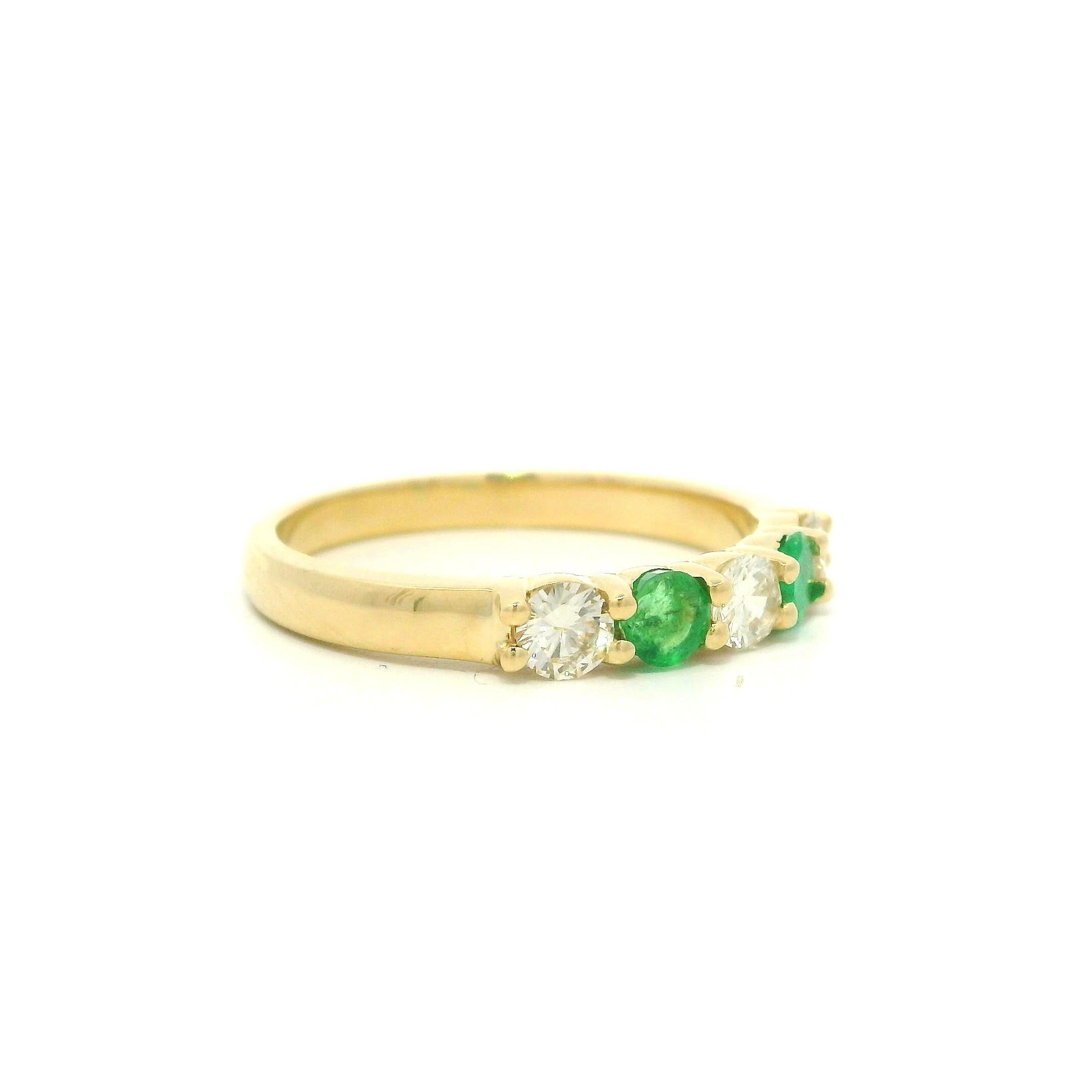 New 14k Yellow Gold Shared Prong Alternating Diamond & Emerald Stack Band Ring Pour femmes en vente