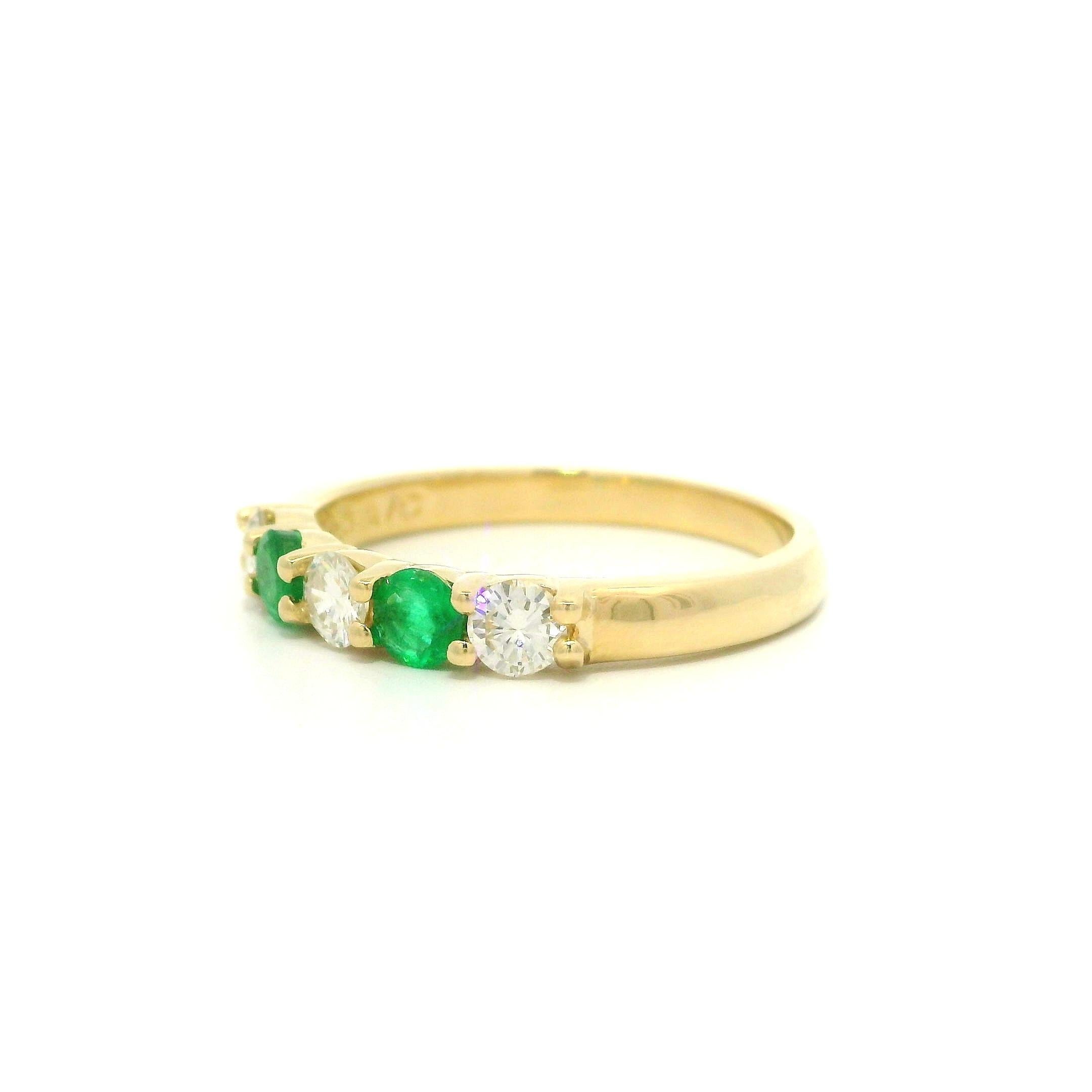 New 14k Yellow Gold Shared Prong Alternating Diamond & Emerald Stack Band Ring en vente 1