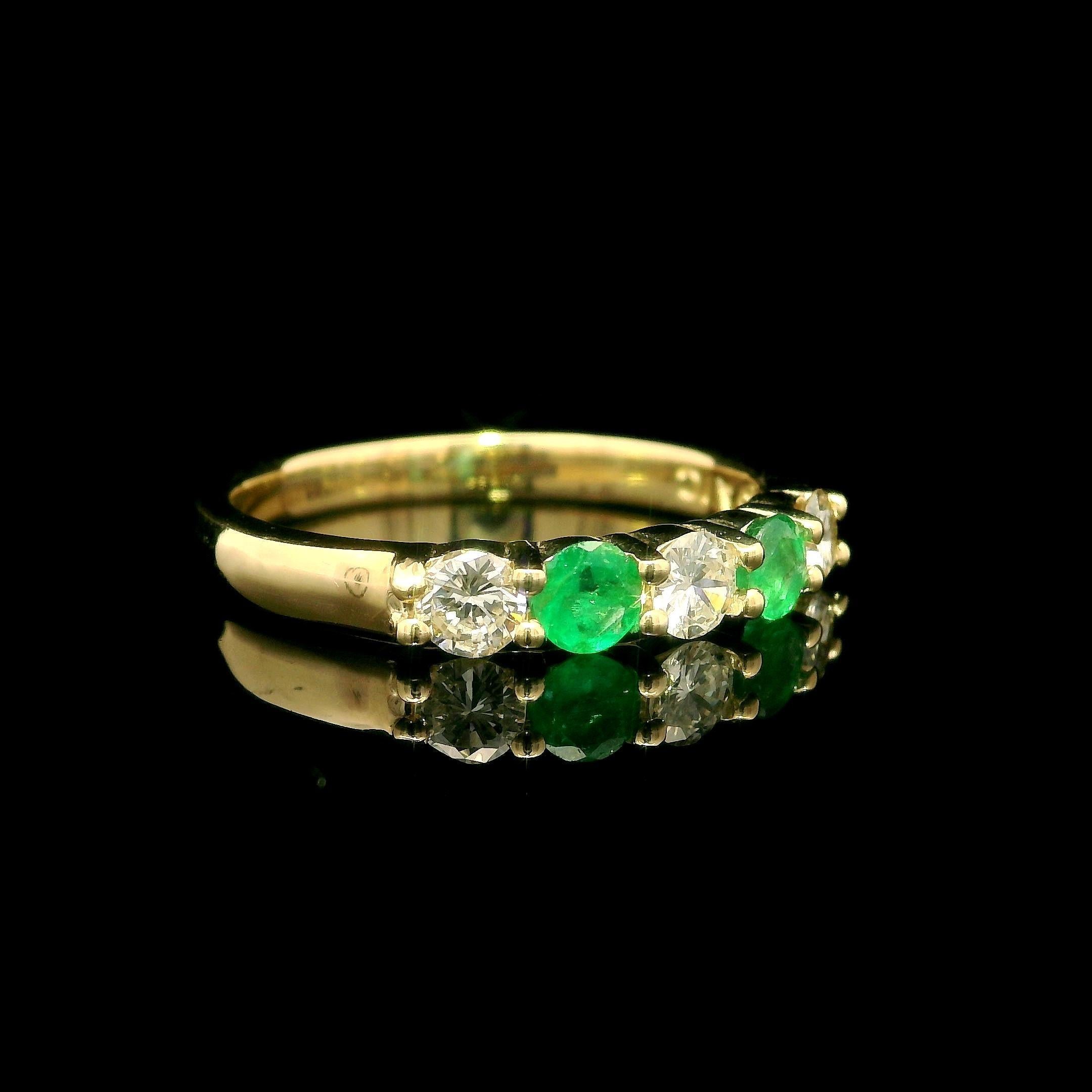 New 14k Yellow Gold Shared Prong Alternating Diamond & Emerald Stack Band Ring en vente 2