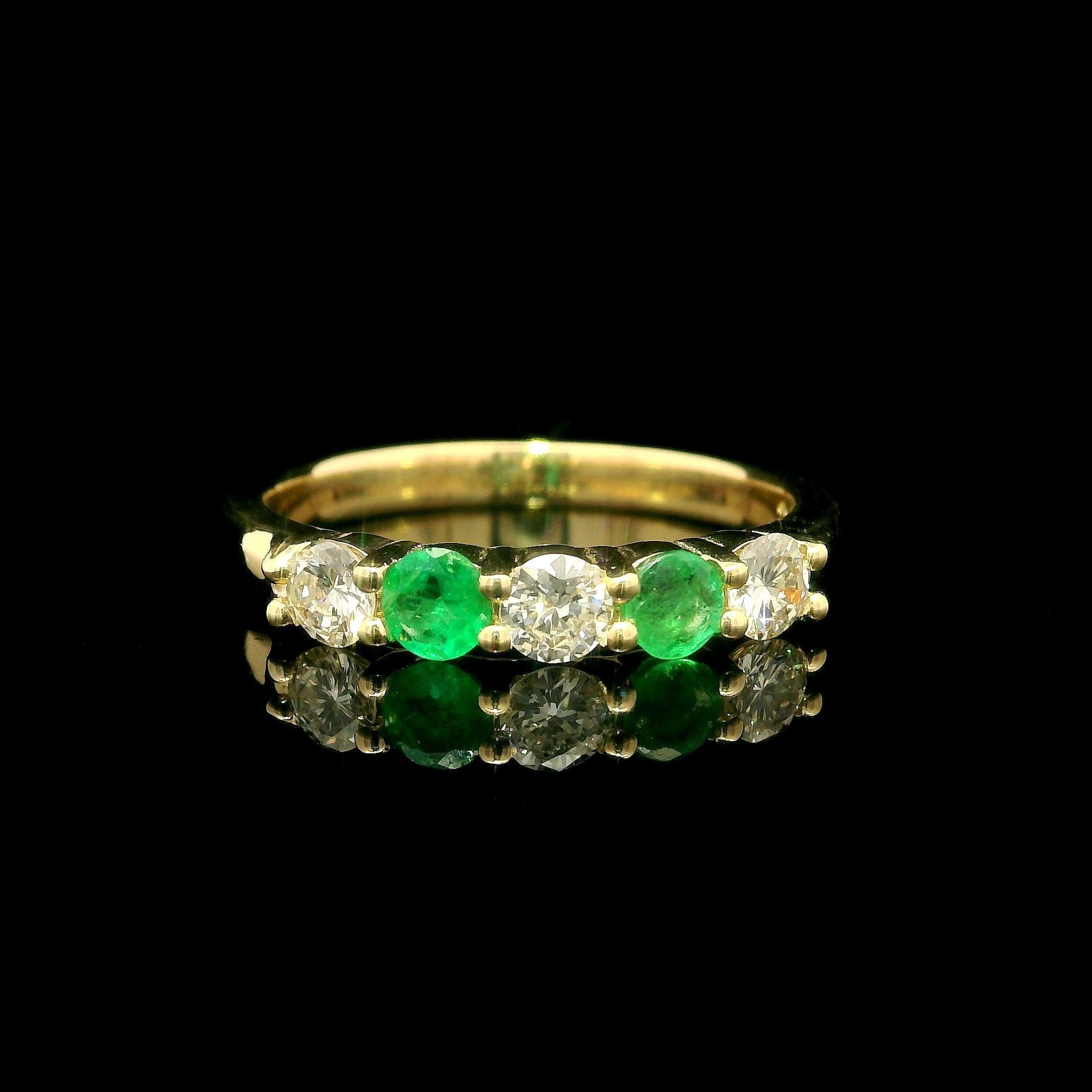 New 14k Yellow Gold Shared Prong Alternating Diamond & Emerald Stack Band Ring en vente 3