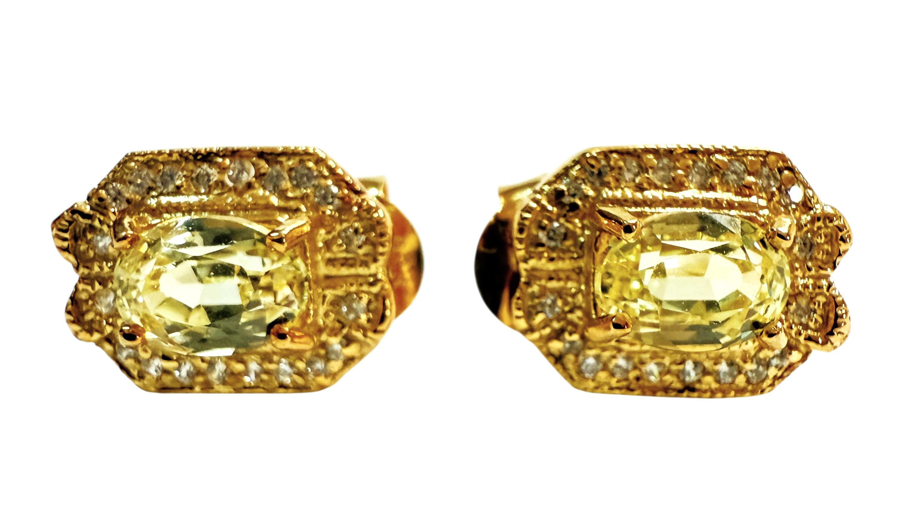 Was für ein wunderschönes Paar Ohrringe!  Die Steine sind aus Afrika und haben einen wunderschönen Gelbton.  Die Steine sind oval geschliffen und haben insgesamt 1,52 Karat.  Sie messen 7 x 5 mm und sind von weißen Saphiren im Diamantschliff