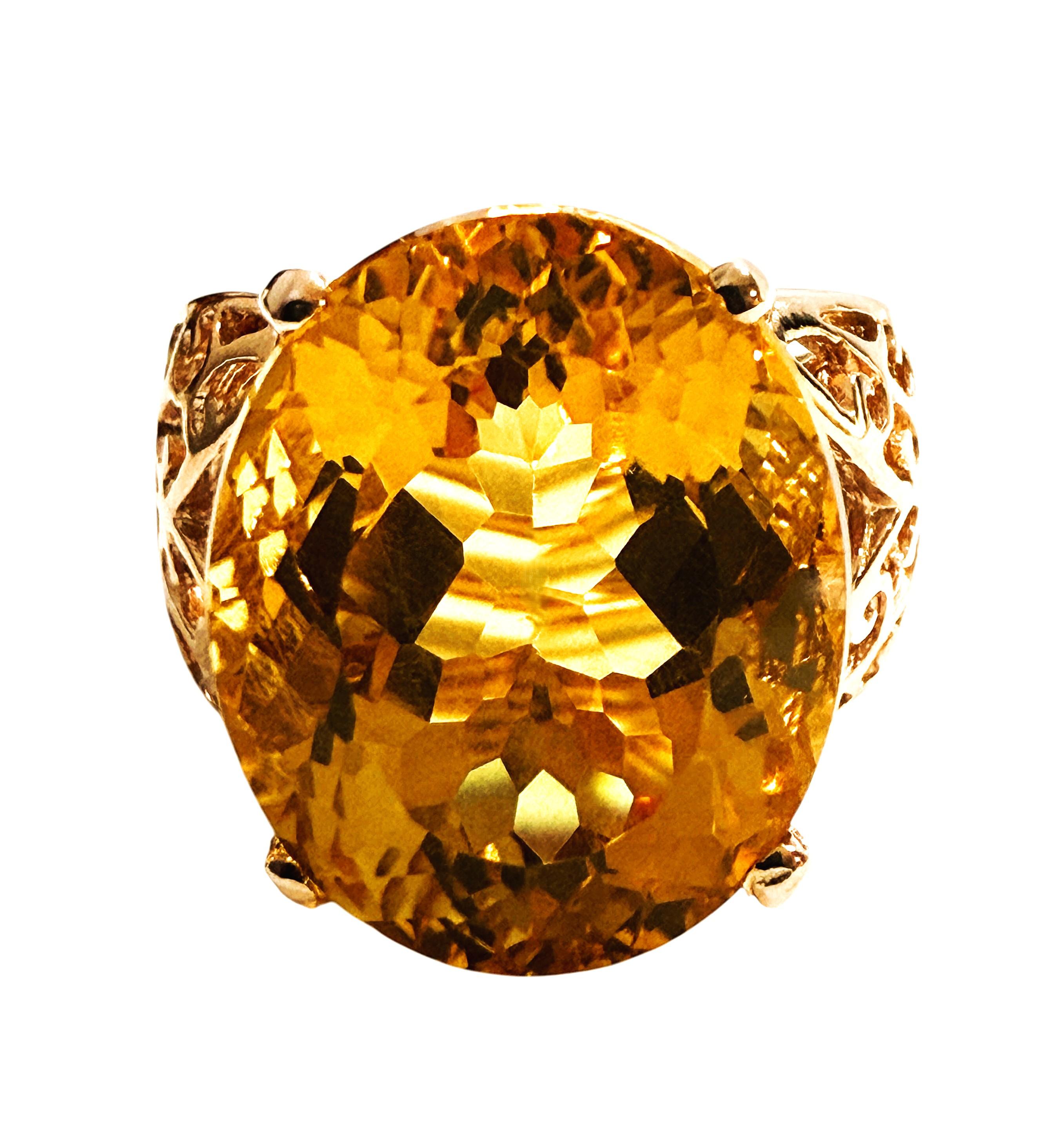 Der Stein stammt aus Sri Lanka und ist einfach wunderschön geschliffen und exquisit. Es ist ein goldgelber Citrin Stein und ist 15.75 cts.  Der ovale Stein im Fantasieschliff misst 17 x 14,2 mm und ist in ein wunderschönes, rosévergoldetes