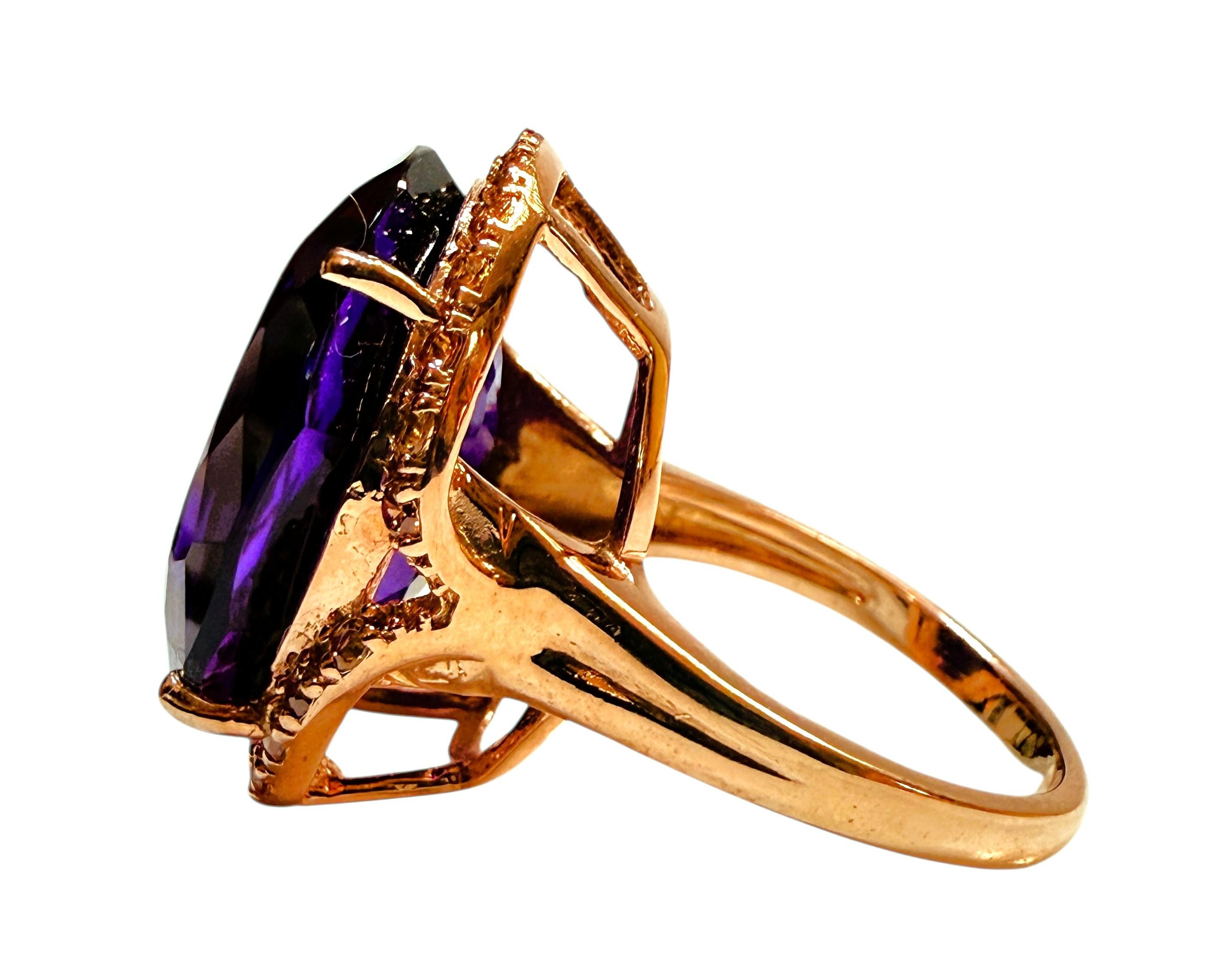 Dieser Ring ist ein echter Hingucker!  Es handelt sich um einen Amethyst mit ovalem Schliff und einem Gewicht von 16.45 Karat.  Er ist umgeben von champagnerfarbenen Saphiren im Diamantschliff.  Sie befinden sich in einer Fassung aus rosévergoldetem