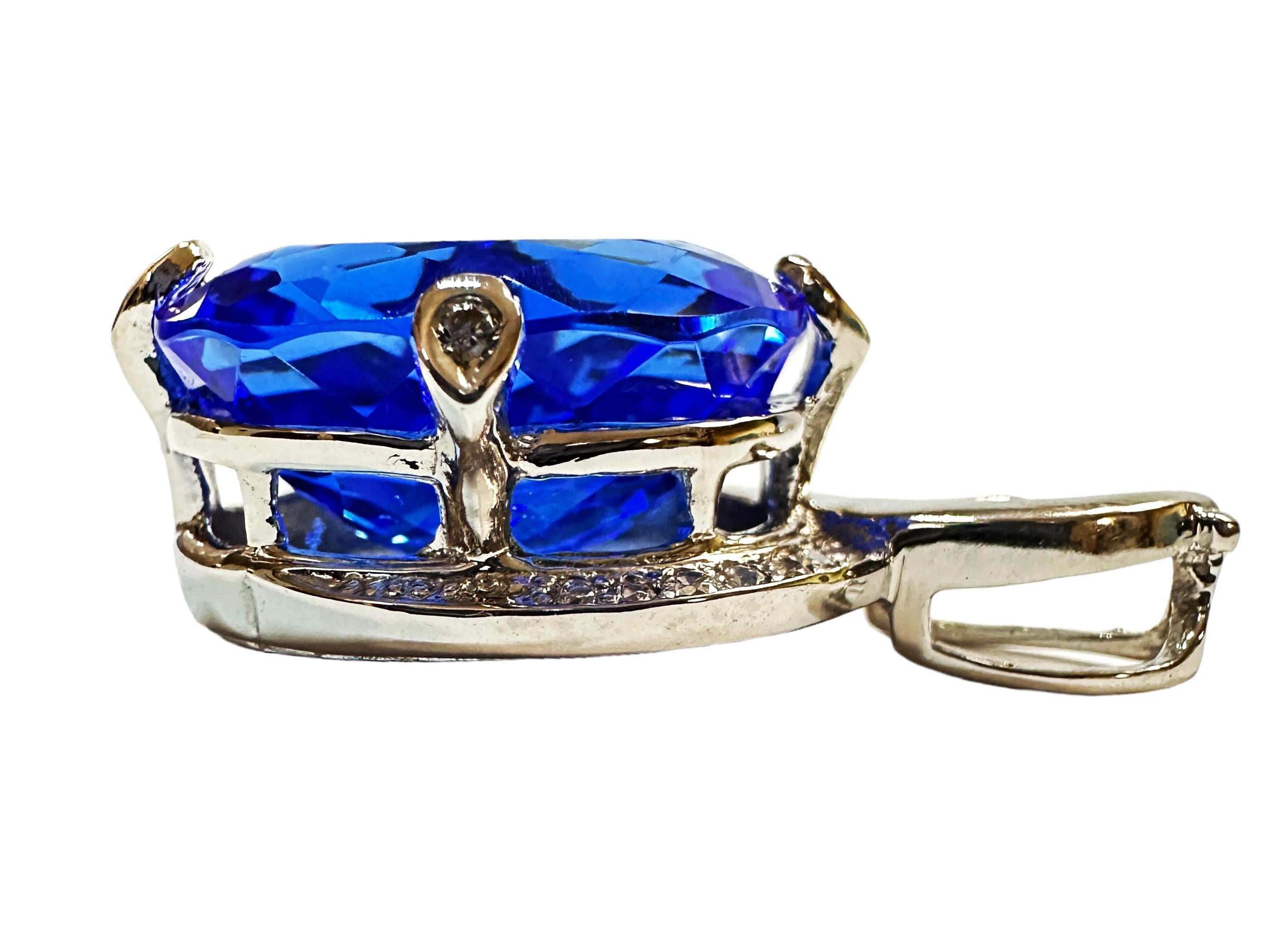 Dieser Anhänger ist einfach wunderschön!  Der Stein stammt aus Afrika und ist einfach exquisit.  Es ist ein sehr hochwertiger Stein.  Es ist ein oval geschliffener Stein und ist 16.50 Karat   Der Hauptstein ist 18 x 16 mm groß.  Der Bügel ist mit