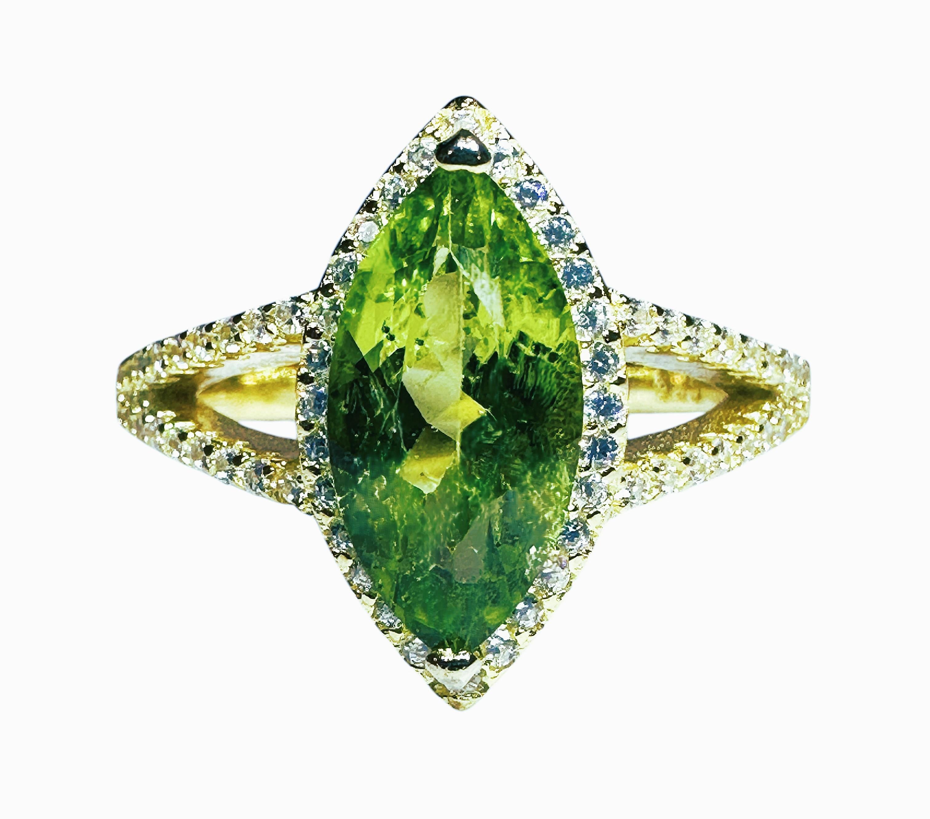 ¡Este anillo es precioso!  Las fotos no le hacen justicia.  El anillo tiene una piedra marquesa de 1,67 quilates que mide 12,6 x 6,6.  Está rodeada de zafiros blancos tallados con diamantes, que también recorren la banda.  La piedra procede de