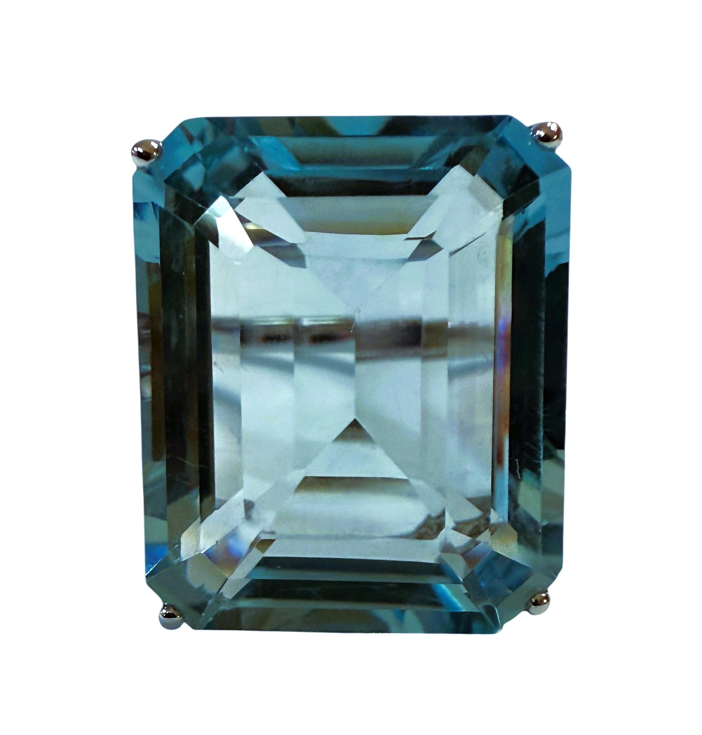 La piedra es de Brasil y es simplemente exquisita. El anillo es de la talla 6,75.  La piedra es una aguamarina talla esmeralda de 17 quilates. Mide 18 x 17 mm y tiene 3 filas de zafiros azules talla diamante a ambos lados del engaste.  Todos están