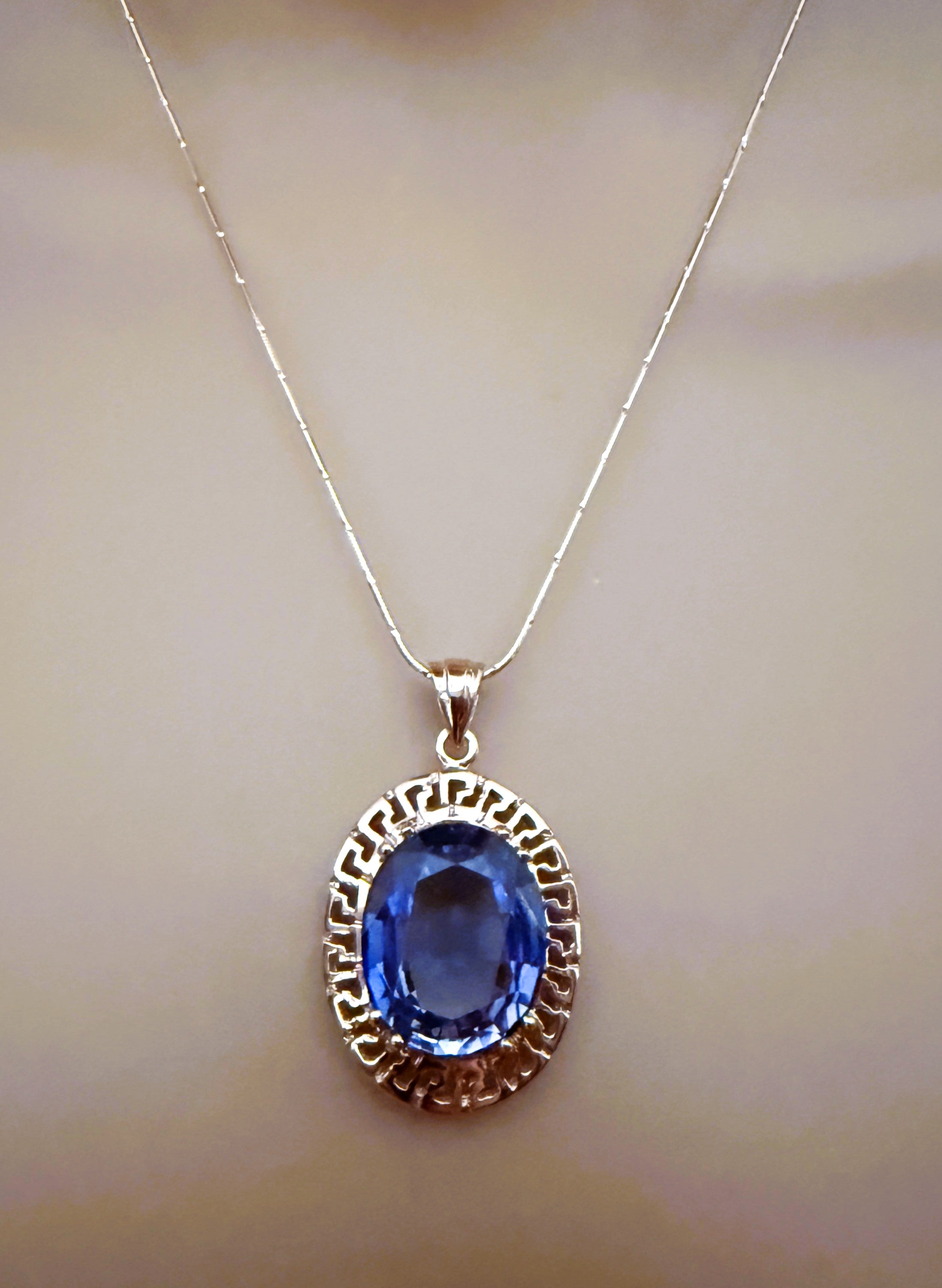 Neu 17 Karat Kornblumenblauer Saphir Rose Gold PL Sterling Anhänger Halskette im Angebot