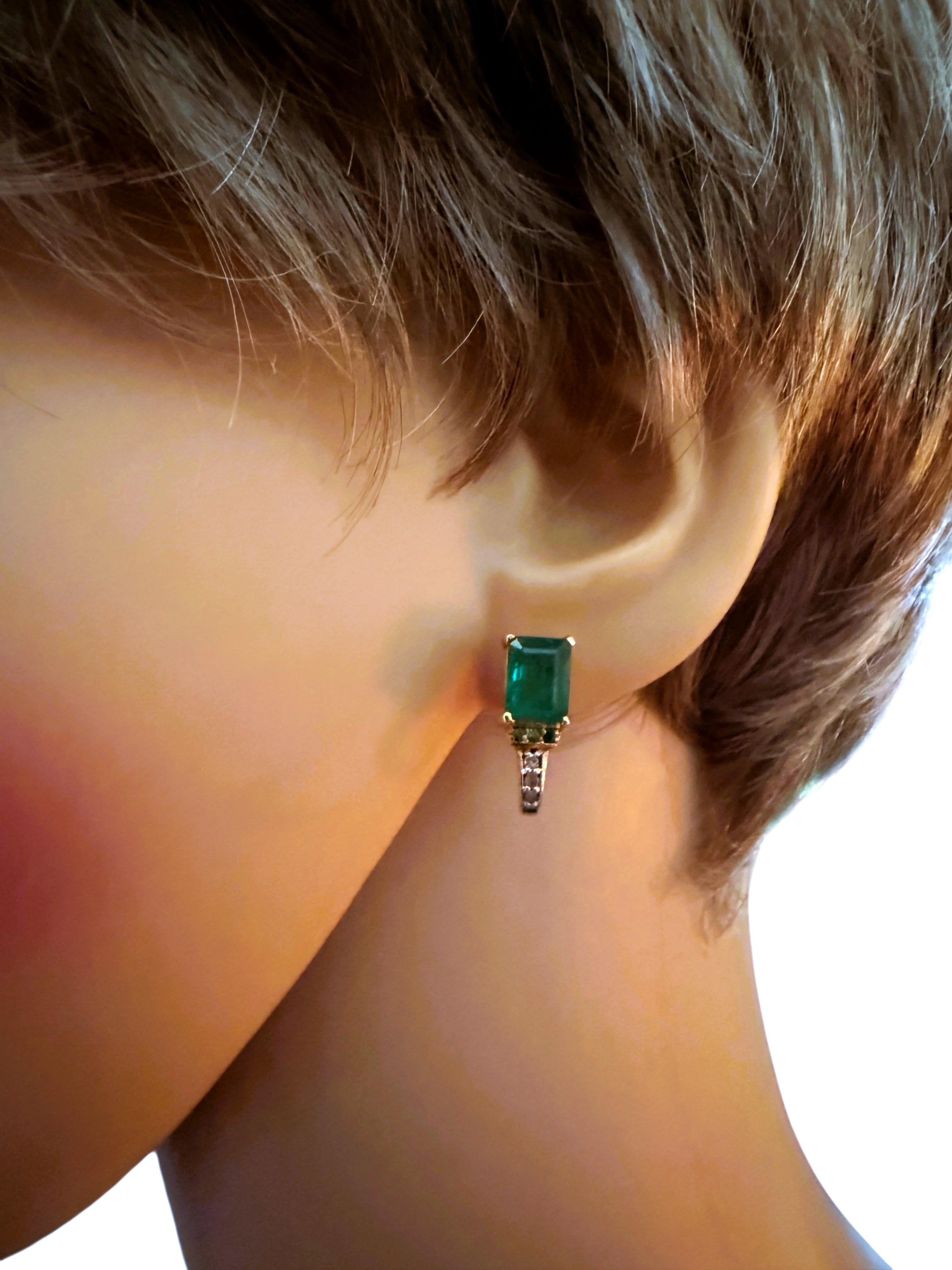 Diese Ohrringe sind einfach wunderschön. Dies ist eines der Stücke, die ich gerne besitzen würde.  Auf jedem Ohrring befindet sich ein 8 x 6 mm großer natürlicher Smaragd im Smaragdschliff mit insgesamt 1,74 Karat, der auf den Ohrringen sitzt. 