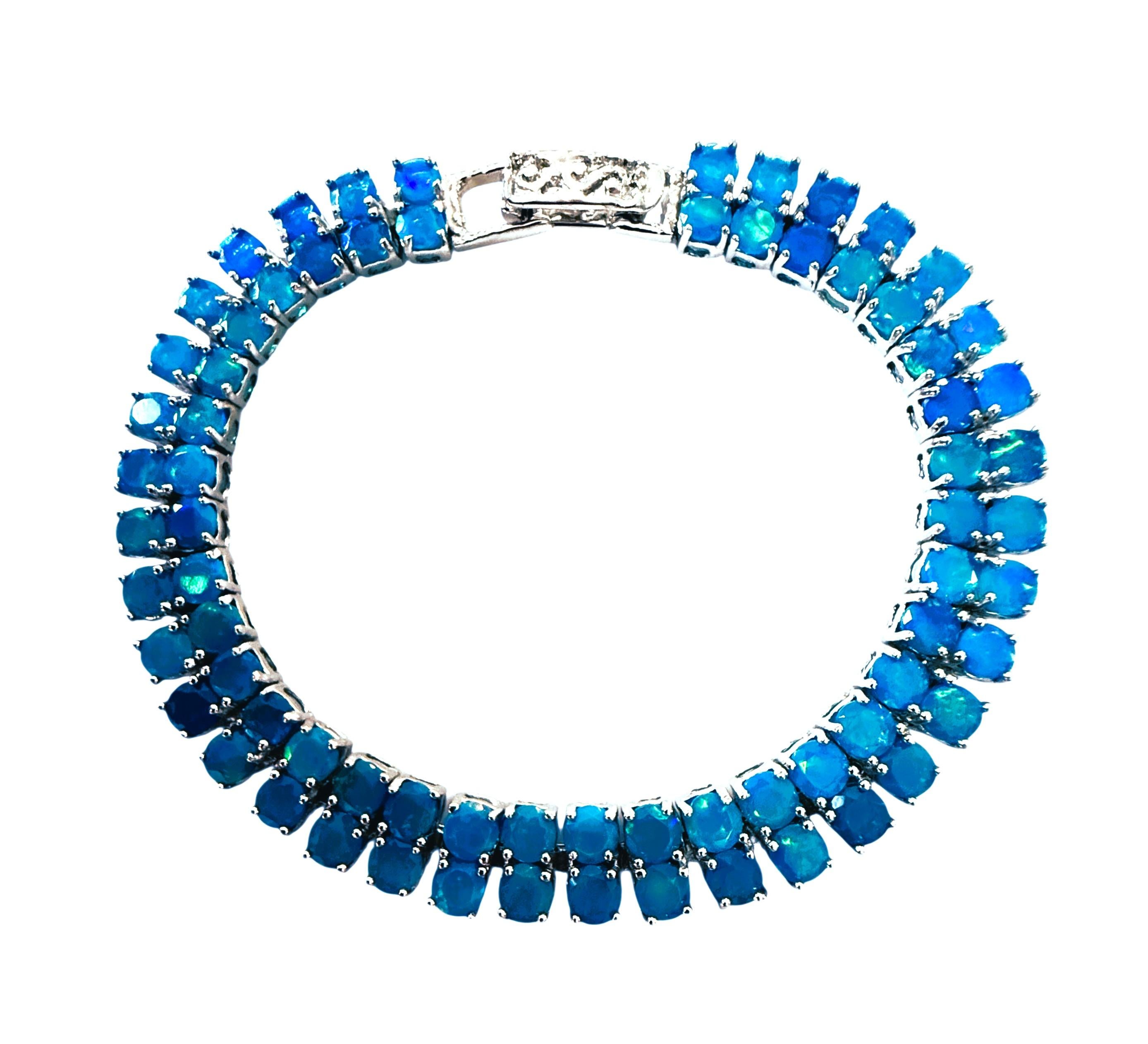 Ce bracelet est vraiment magnifique.  Il s'agit d'un véritable bracelet glamour.   Les pierres proviennent d'Éthiopie et sont des opales bleues de taille ronde mesurant 4 x 4 mm et totalisant 18 carats.  Il y a 36 rangées d'opales doubles pour un