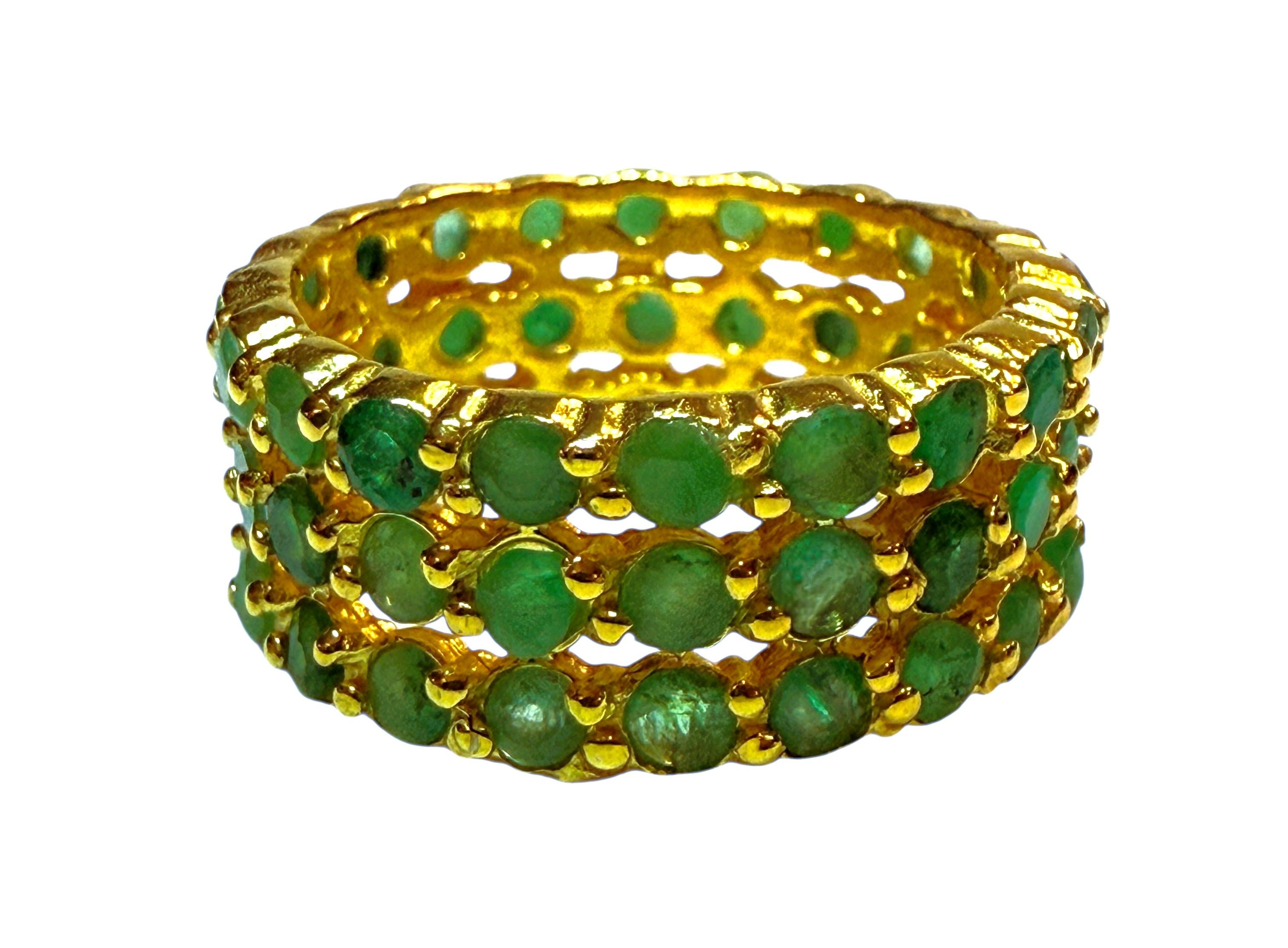 La bague est tout simplement magnifique !  C'est une taille 6.5. Les pierres proviennent du Brésil. Il y a 20 émeraudes naturelles taillées en diamant qui mesurent 2 mm chacune et totalisent 1,8 carats. Ils sont tous situés dans un magnifique 