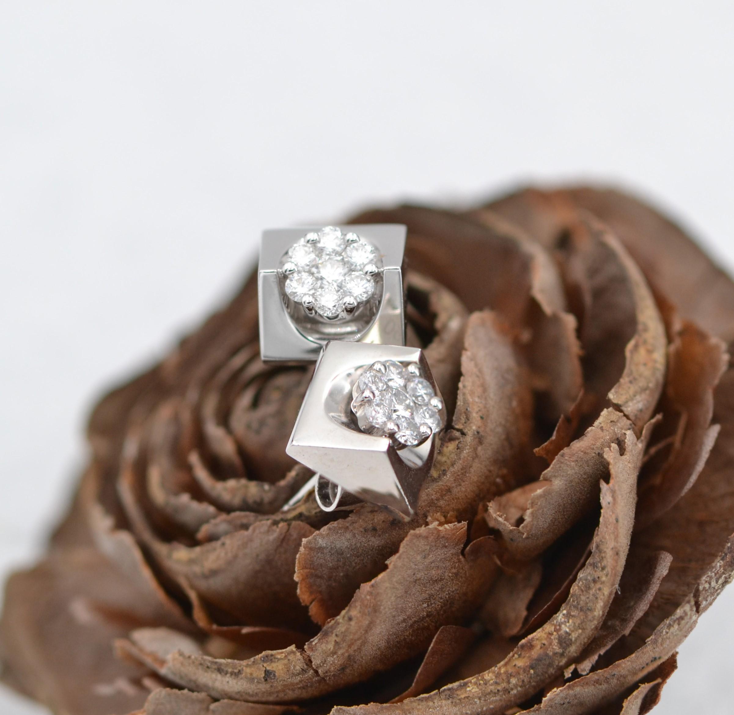 Nouveau Boucles d'oreilles géométriques en or blanc 18 carats et diamant en vente 4