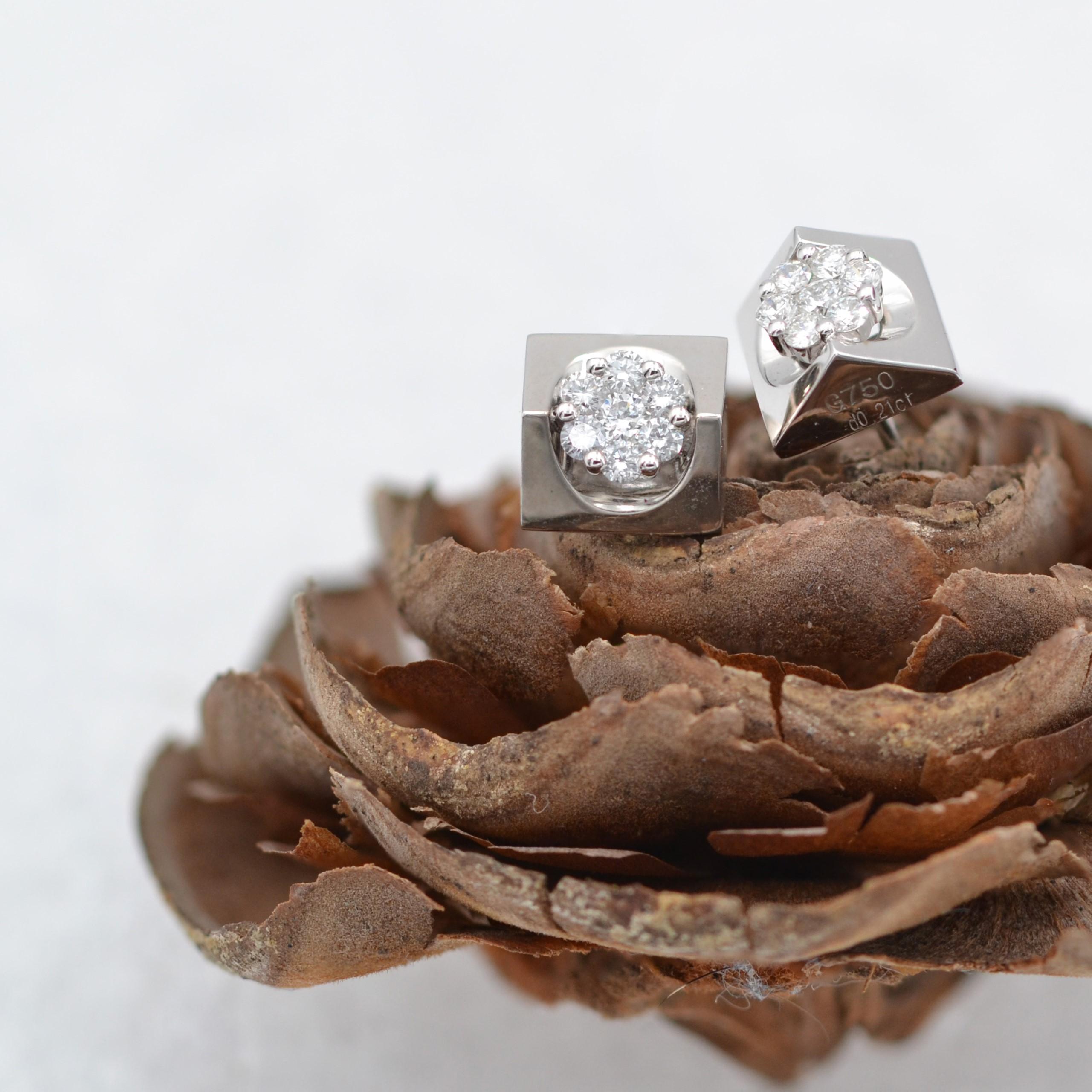 Taille brillant Nouveau Boucles d'oreilles géométriques en or blanc 18 carats et diamant en vente