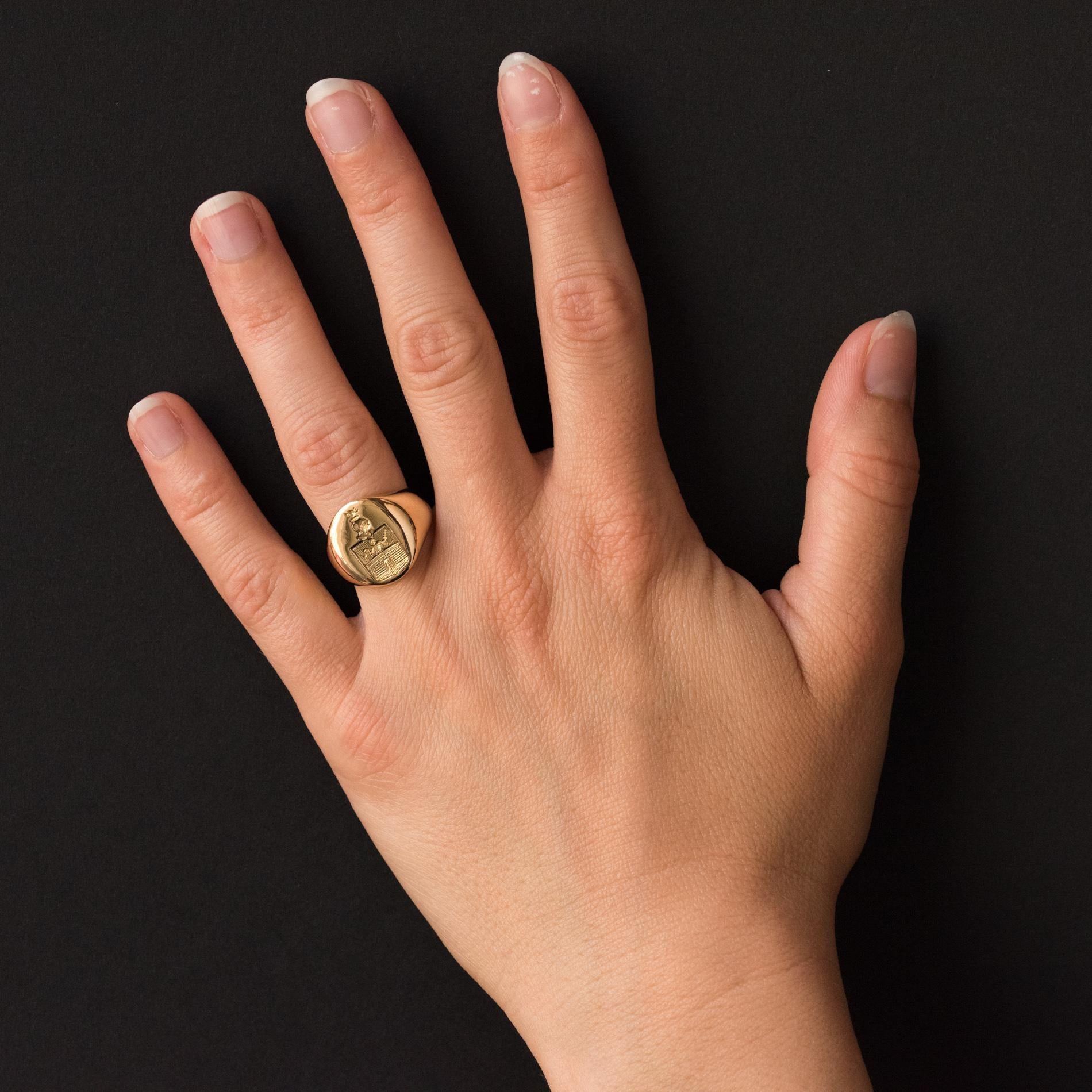 Signet ring in 18 karat yellow gold, eagle's head hallmark.
Splendid and massive man's ring, it is engraved with coats of arms wearing a helmet.
Height: 15.7 mm, width: 13.7 mm, thickness: 2 mm, width of the ring at the base: 4.5 mm.
Total weight of
