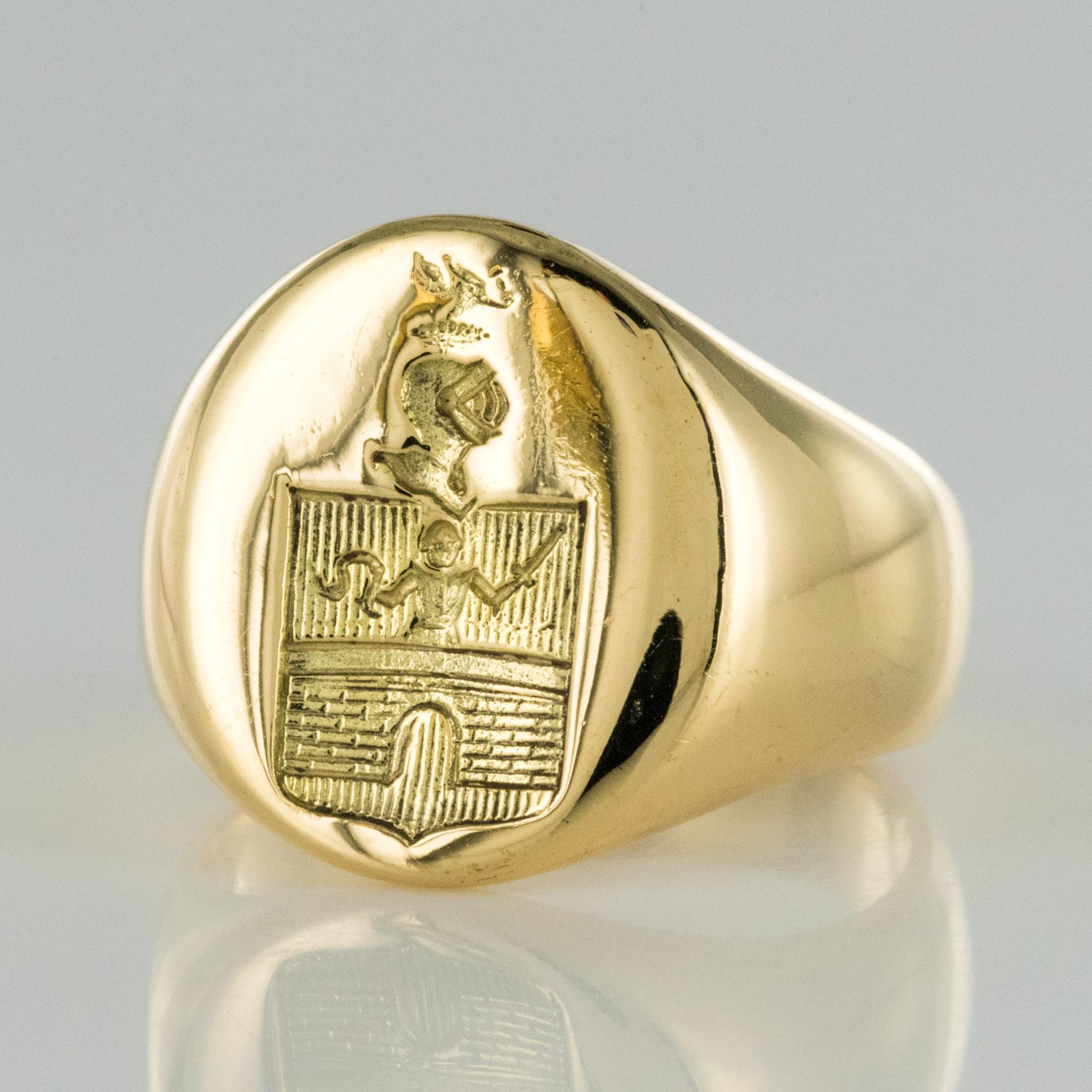 18 Karat Yellow Gold Armorial Bearings Men’s Signet Ring In New Condition In Poitiers, FR