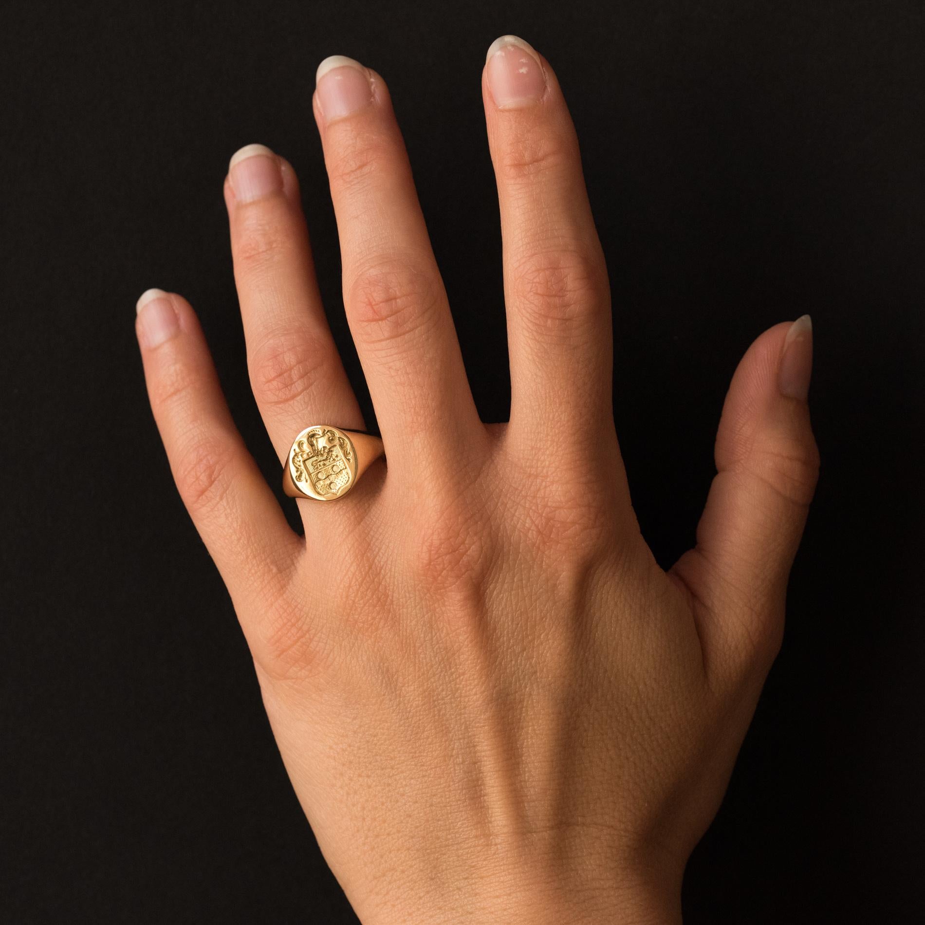Signet ring in 18 karat yellow gold, eagle's head hallmark.
The mountingof this unisex ring is engraved with a blazon wearing a helmet and feathers. A timeless mount that can be worn either by a man or a woman.
Height: 13.6 mm, width: 12.7 mm,