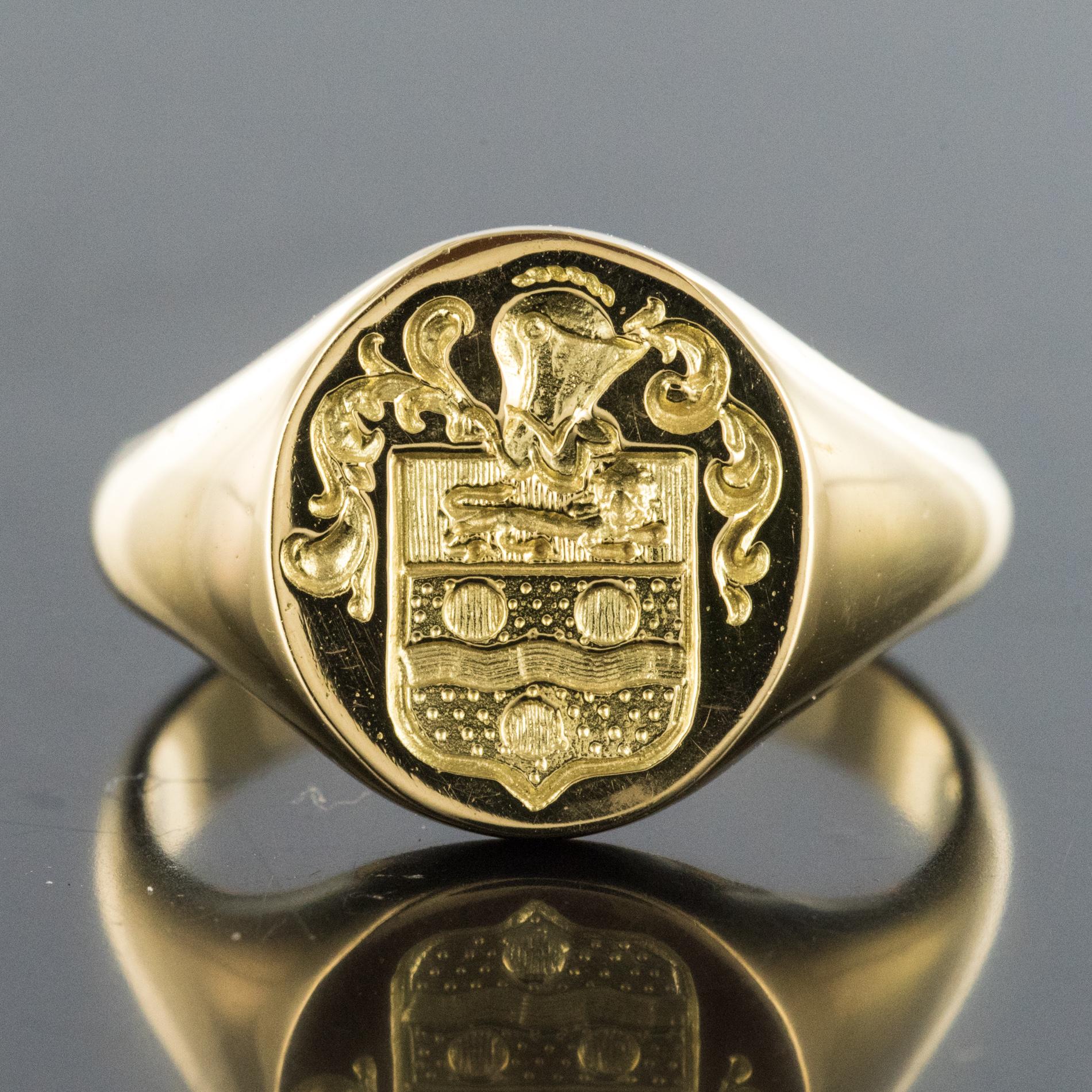 18 Karat Yellow Gold Armorial Bearings Unisex Modern Signet Ring In New Condition In Poitiers, FR