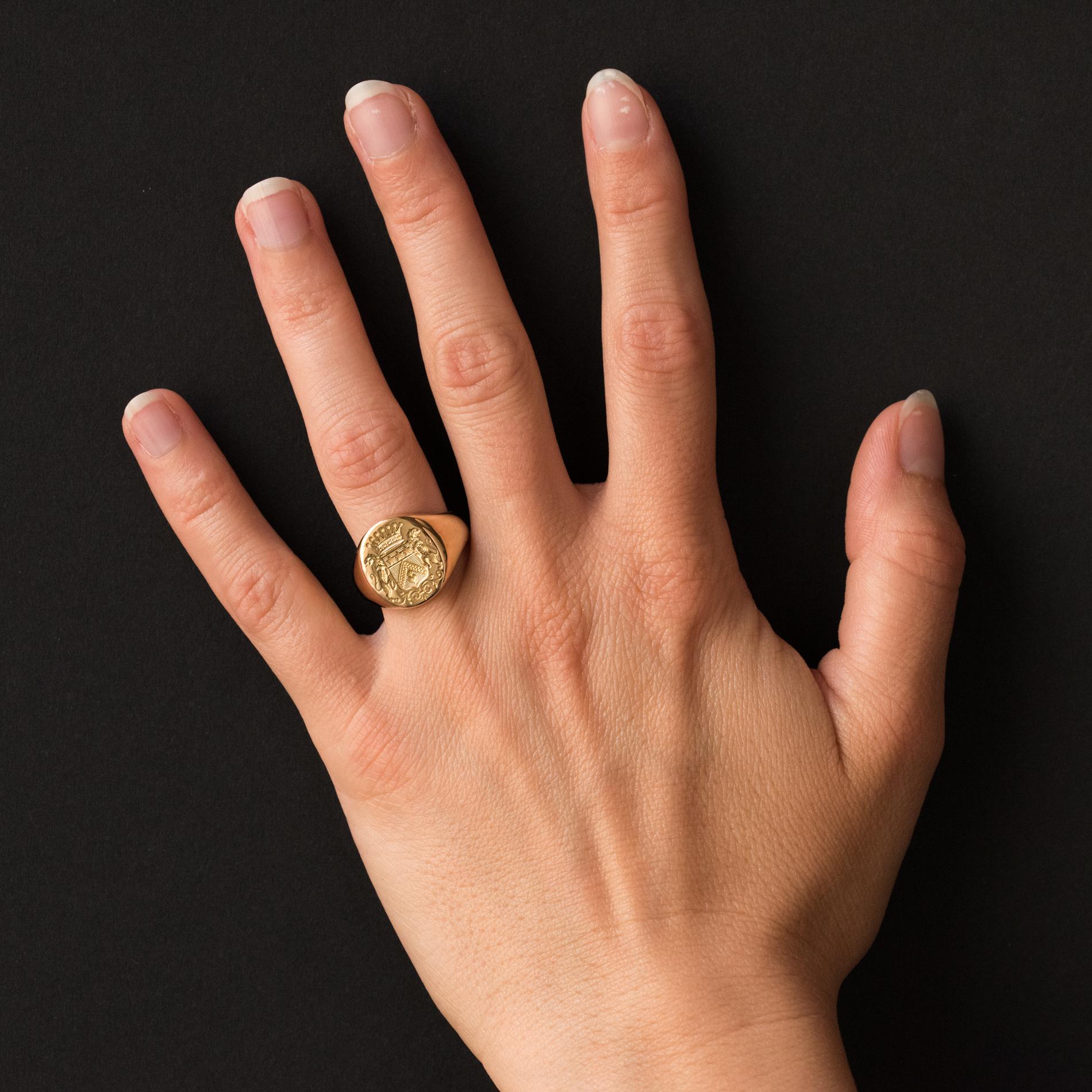 Signet ring in 18 karat yellow gold, eagle's head hallmark.
A crowned and supported by lions blazon is engraved on the mounting of this men's signet ring realized in the spirit of the antique signet rings.
Height: 15.2 mm, width: 13 mm, thickness: