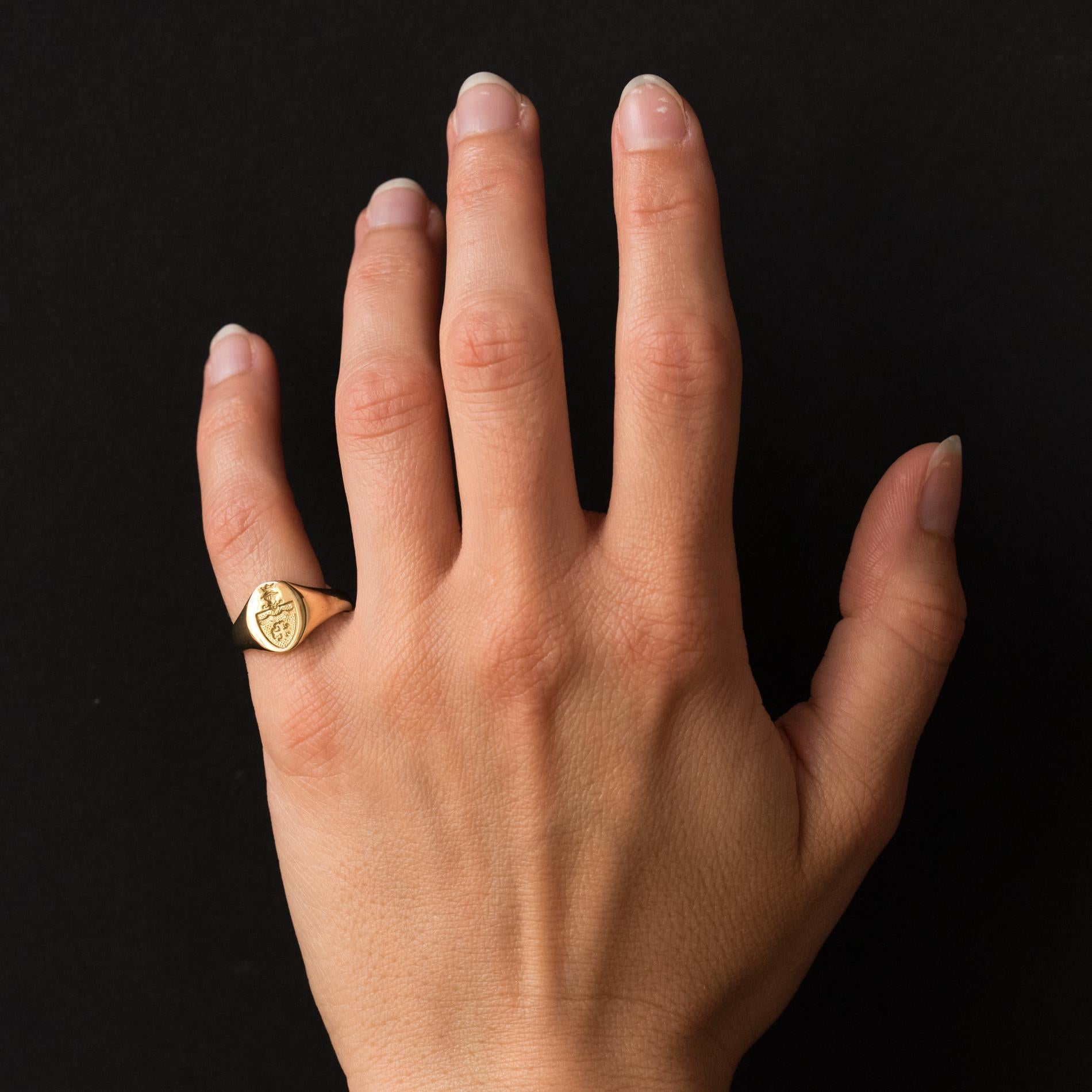 Women signet ring in 18 karats yellow gold, eagle's head hallmark.
Signet ring for women, it is decorated with a blazon wearing a crowned helmet.
Height: 10.7 mm, width: 9.5 mm, thickness: 1.7 mm, width of the ring at the base: 2.8 mm.
Total weight