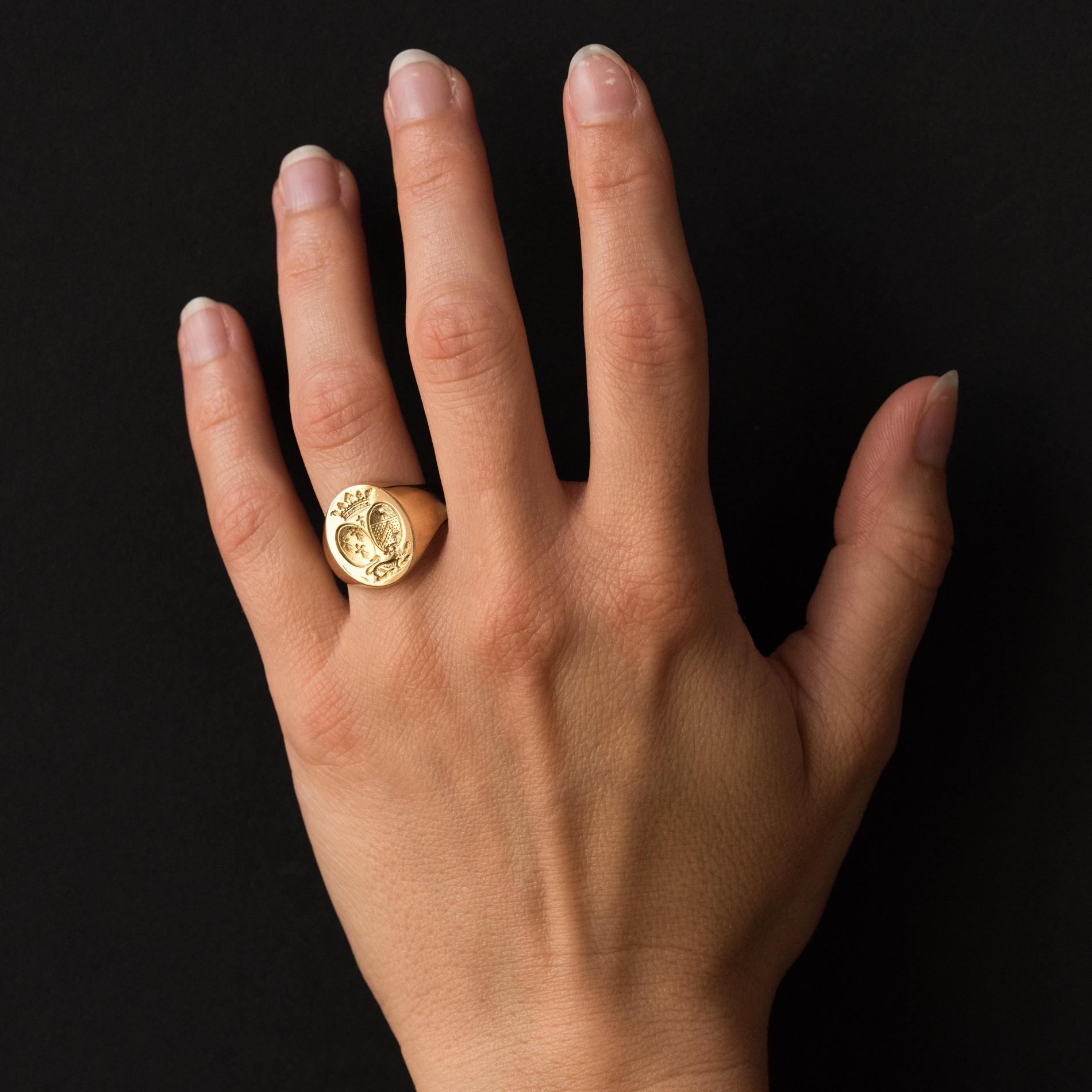 Signet ring in 18 karat yellow gold, eagle's head hallmark.
Men's signet ring, it has a double oval blazon, crowned and adorned with a lion at the base.
Height: 16.3 mm, width: 14 mm, thickness: 1.5 mm, width of the ring at the base: 4.5 mm.
Total