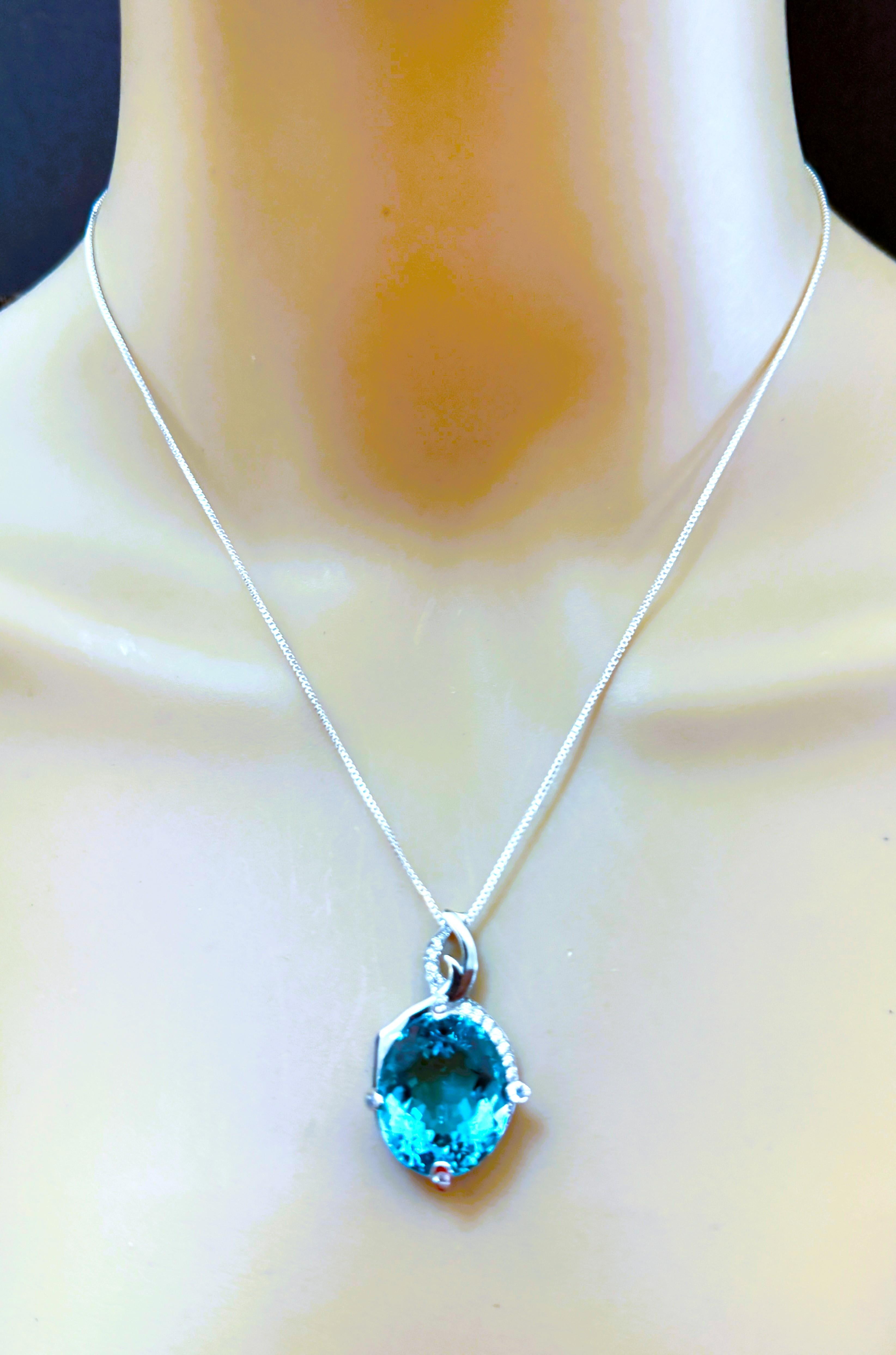 Quel magnifique pendentif !  C'est tout simplement un spectacle à couper le souffle !  La pierre provient d'Afrique et est tout simplement exquise. La pierre est une grande aigue-marine ovale Icy Blue de 18.70 carats. Il mesure 17,8 x 15 mm et est