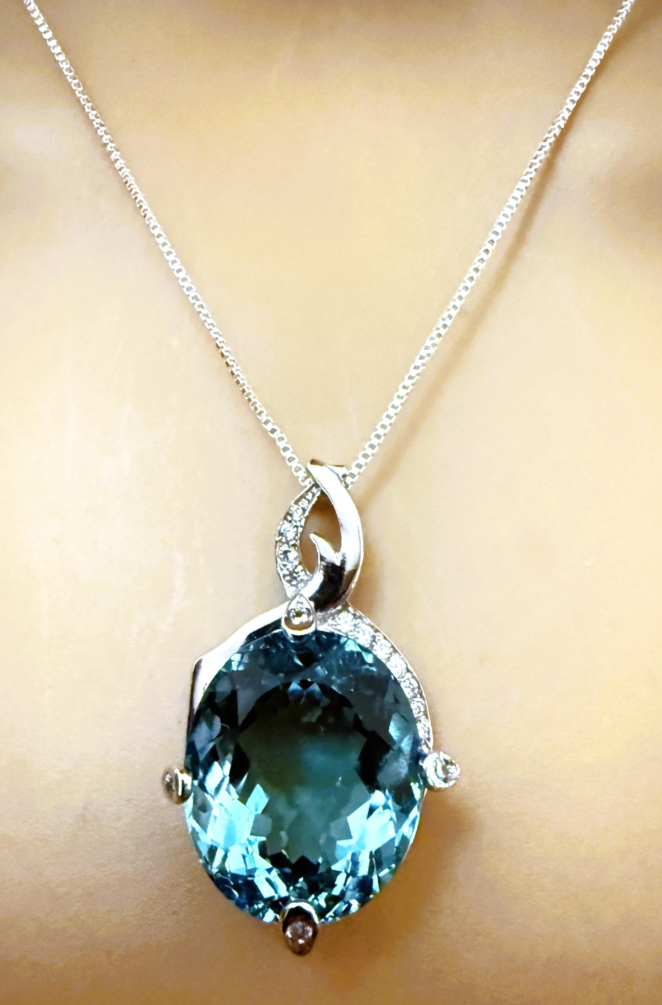 Art déco Collier pendentif en argent sterling, aigue-marine de 18.70 carats et saphir taille diamant en vente