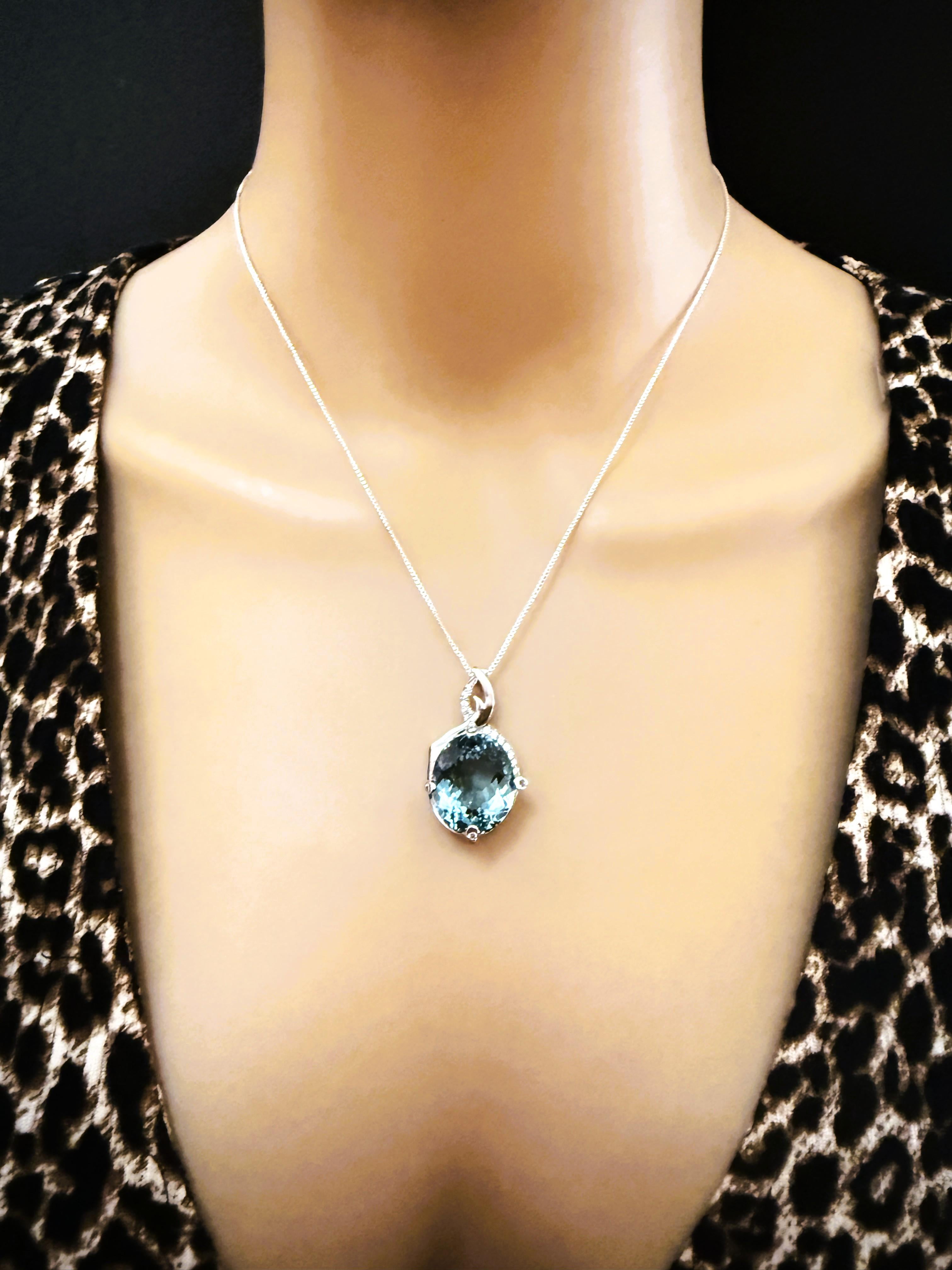Taille ovale Collier pendentif en argent sterling, aigue-marine de 18.70 carats et saphir taille diamant en vente