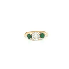 Neuer Verlobungsring aus 18-karätigem Gold mit einem runden GIA-Diamanten (1,31 Karat Gesamtgewicht) und Smaragden an den Seiten (3 Steine)