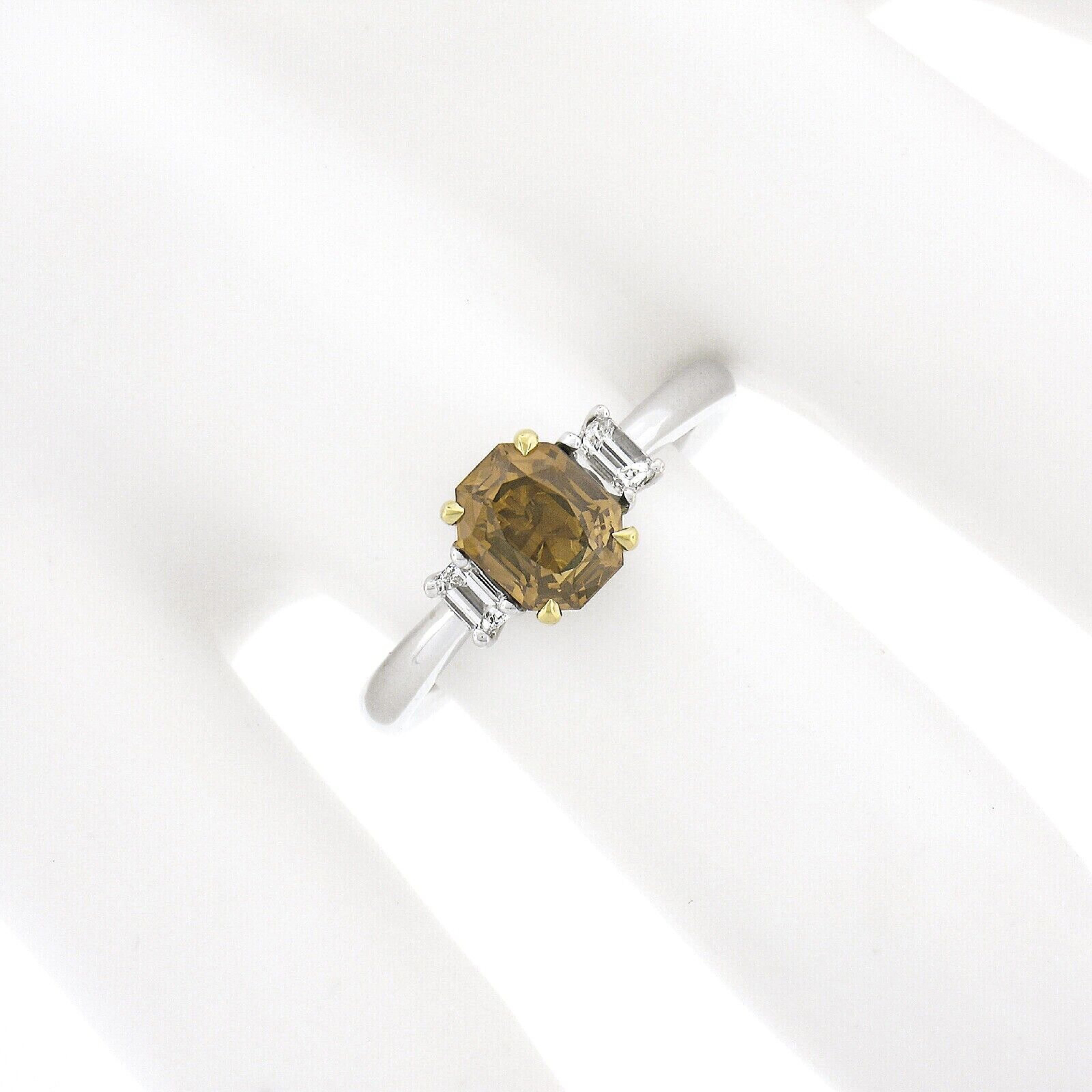 Nous vous présentons ici une fascinante bague en alexandrite et diamant, récemment réalisée en or blanc et jaune 18 carats. Elle présente une alexandrite naturelle à couper le souffle, certifiée par le GIA, qui change de couleur et qui est pleine de