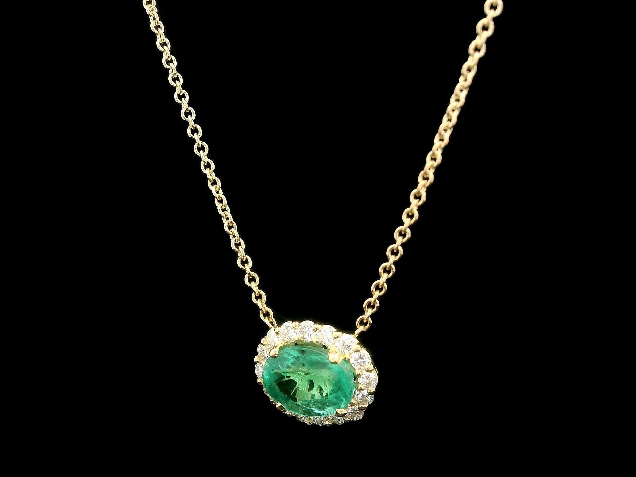 Taglio ovale New 18k Gold 1.82ctw Oval Emerald w/ Diamond Halo Pendant Adjustable Necklace (Collana regolabile in oro 18k) in vendita